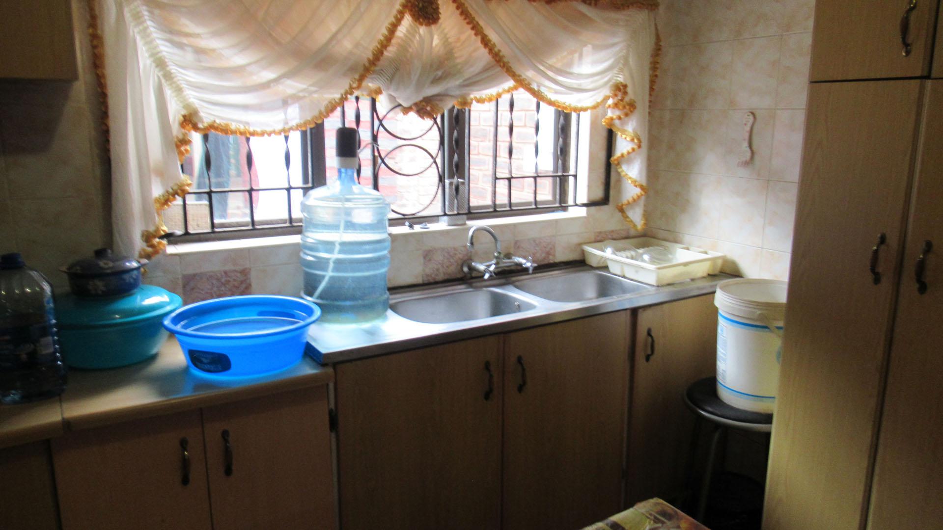 Kitchen - 13 square meters of property in Fairbreeze