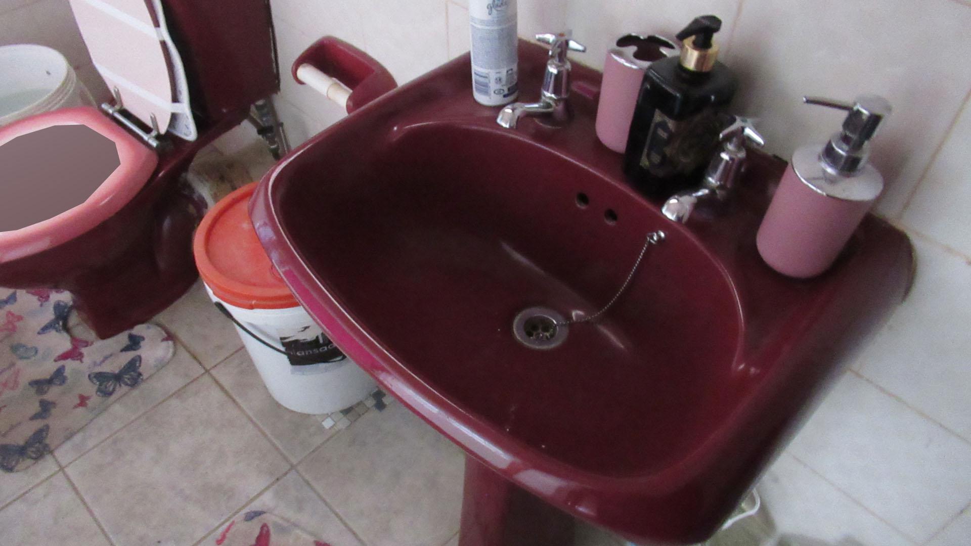 Bathroom 1 - 7 square meters of property in Fairbreeze