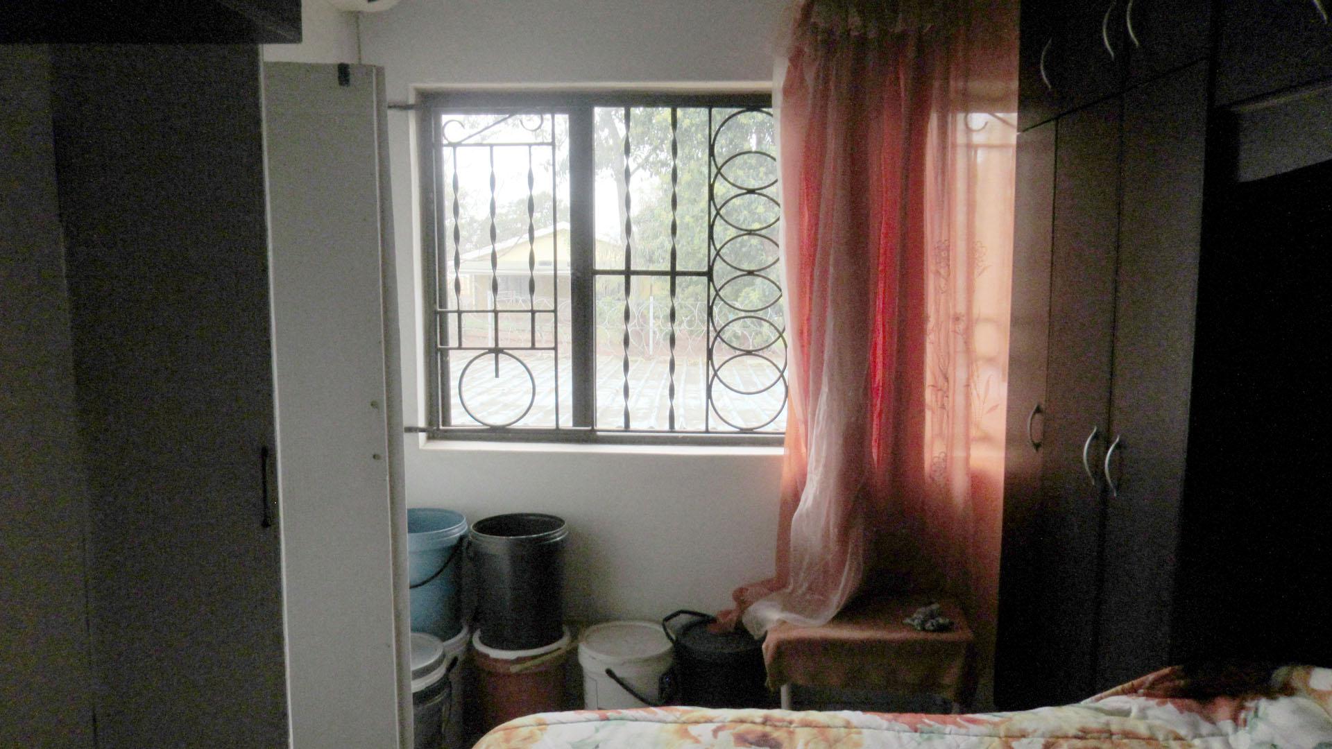 Main Bedroom - 16 square meters of property in Fairbreeze