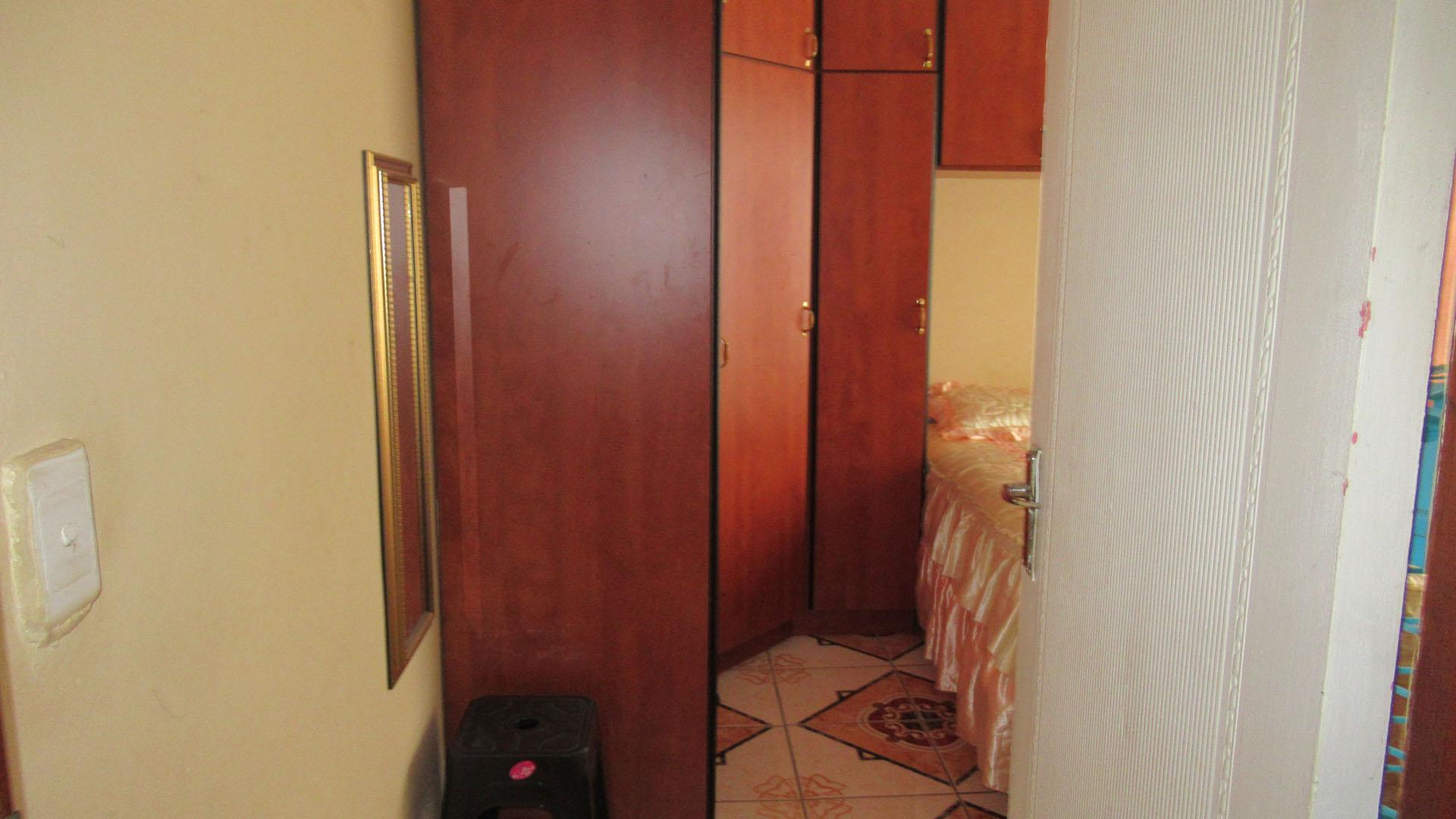 Bed Room 1 - 15 square meters of property in Fairbreeze