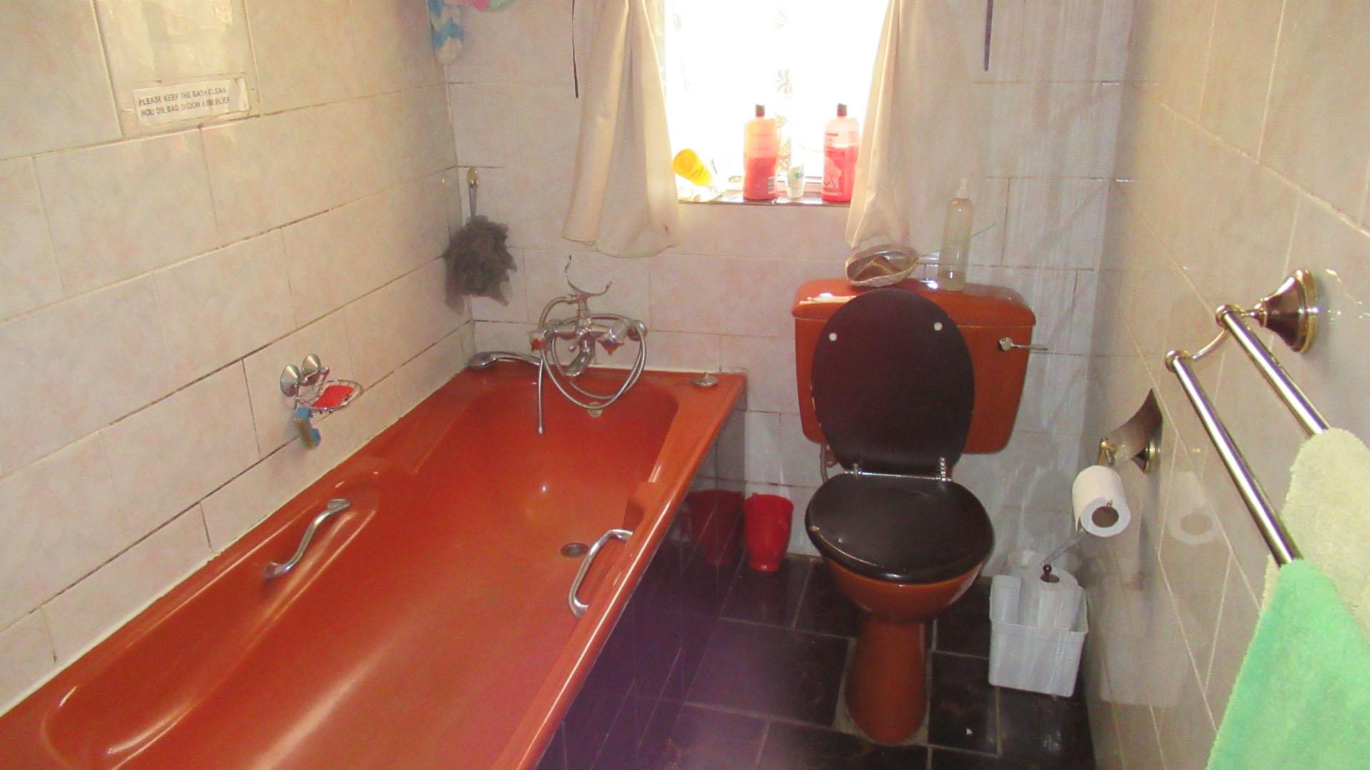 Bathroom 1 - 5 square meters of property in Fairleads