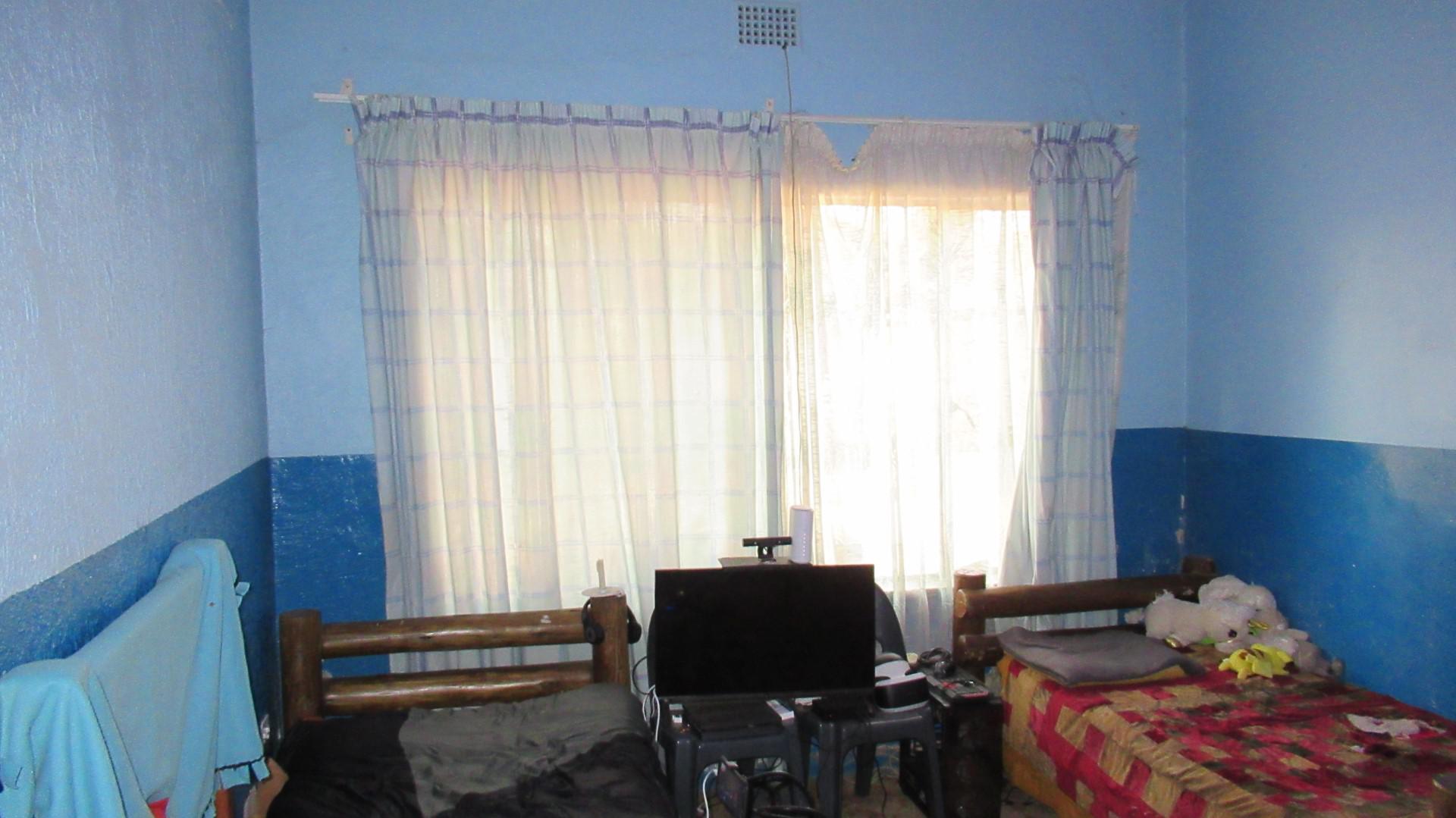 Bed Room 2 - 17 square meters of property in Fairleads