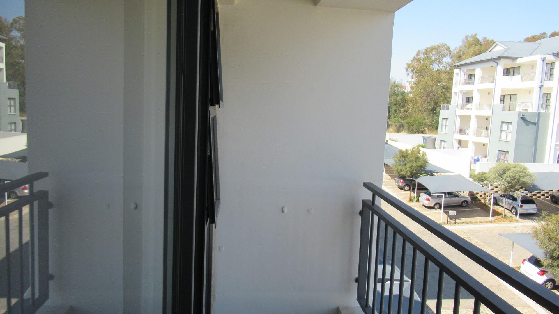 Balcony - 4 square meters of property in Longmeadow Business Estate