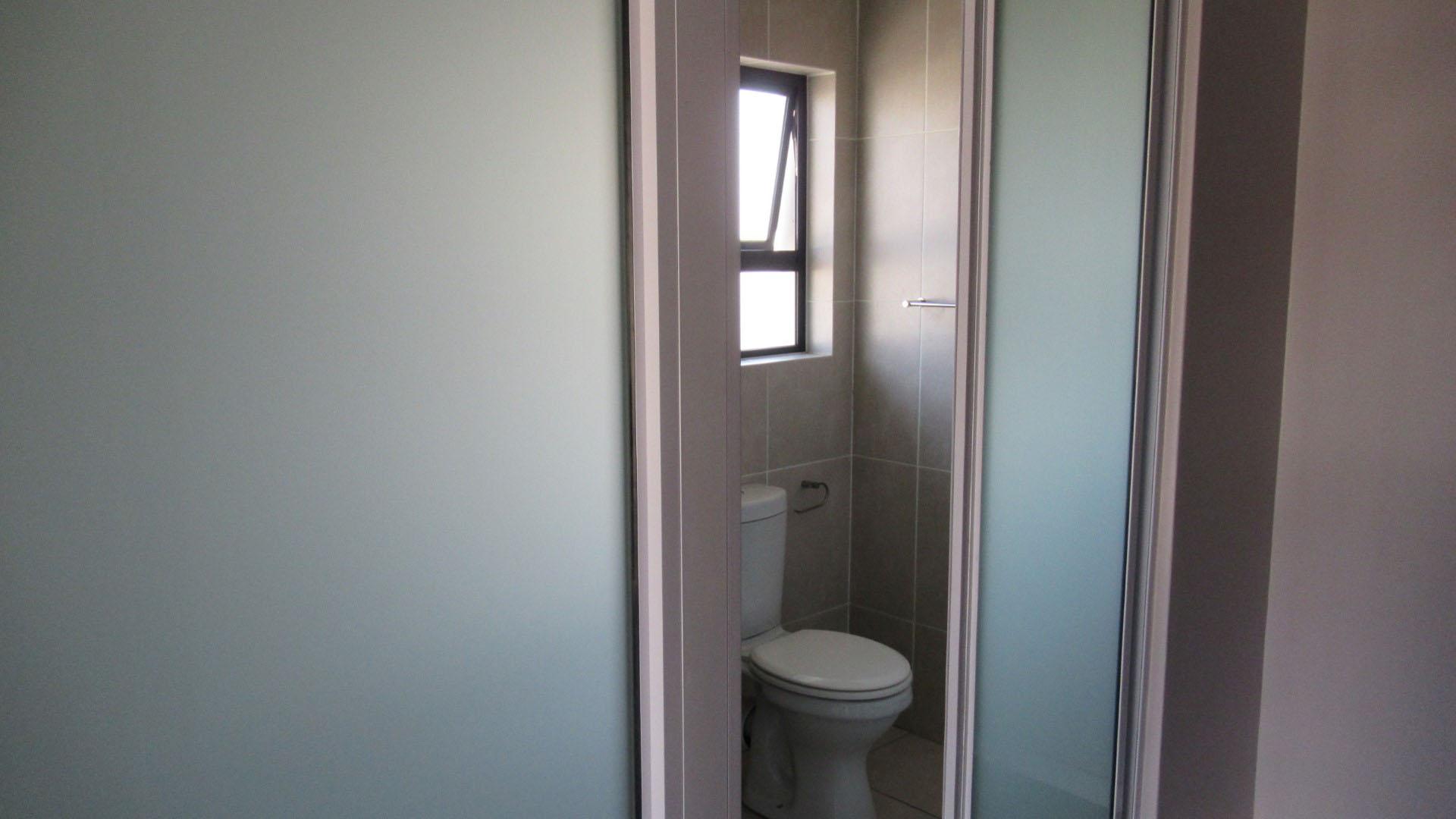 Main Bathroom - 4 square meters of property in Longmeadow Business Estate