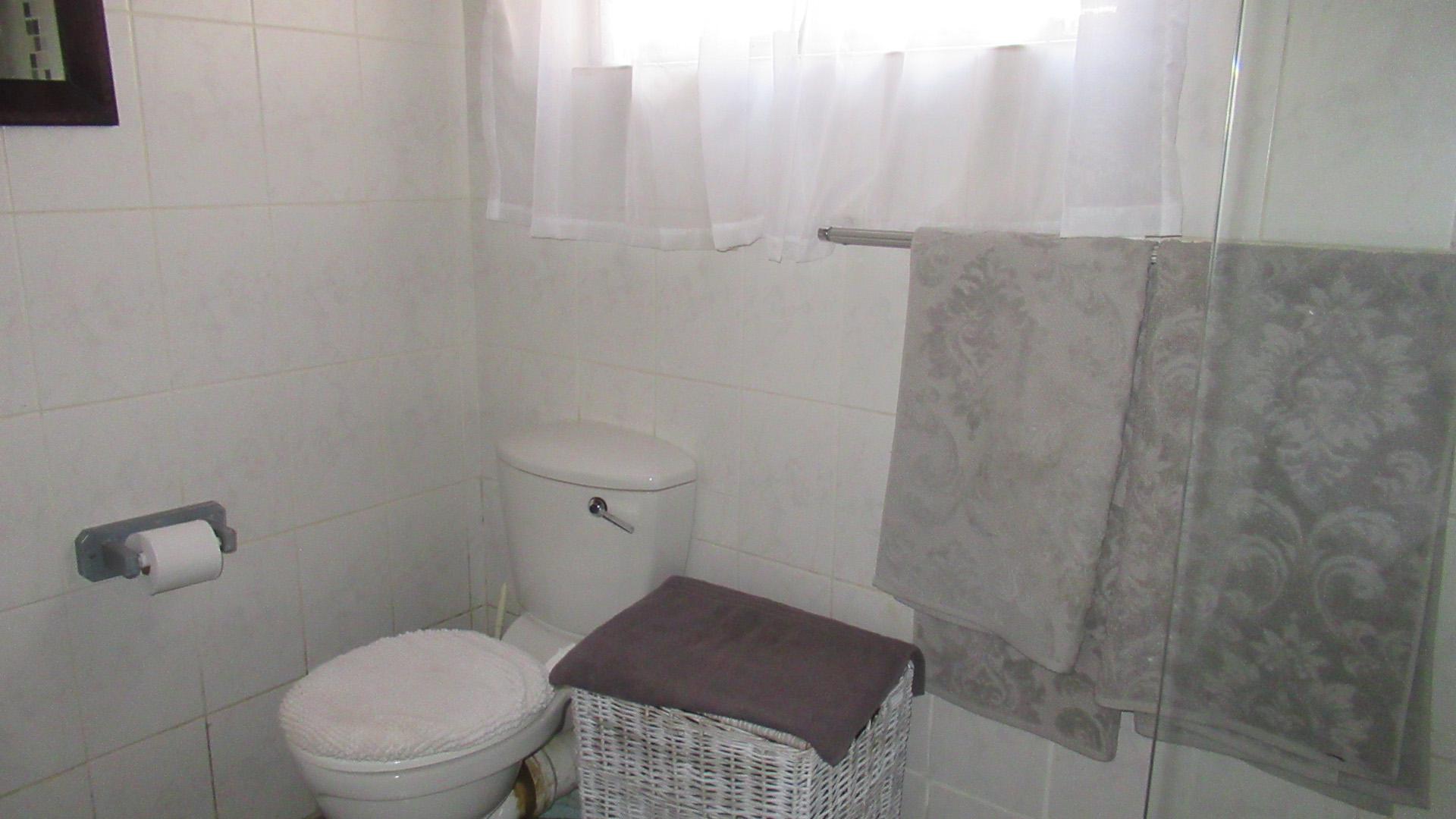 Bathroom 1 - 6 square meters of property in Hibberdene