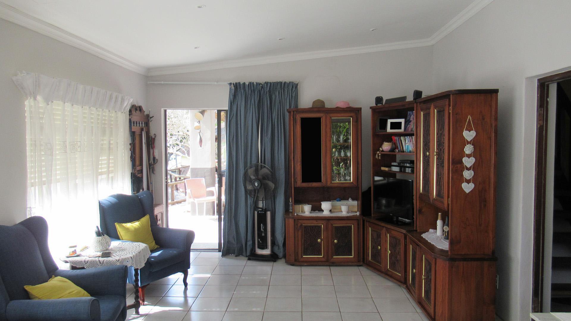 Lounges - 29 square meters of property in Hibberdene