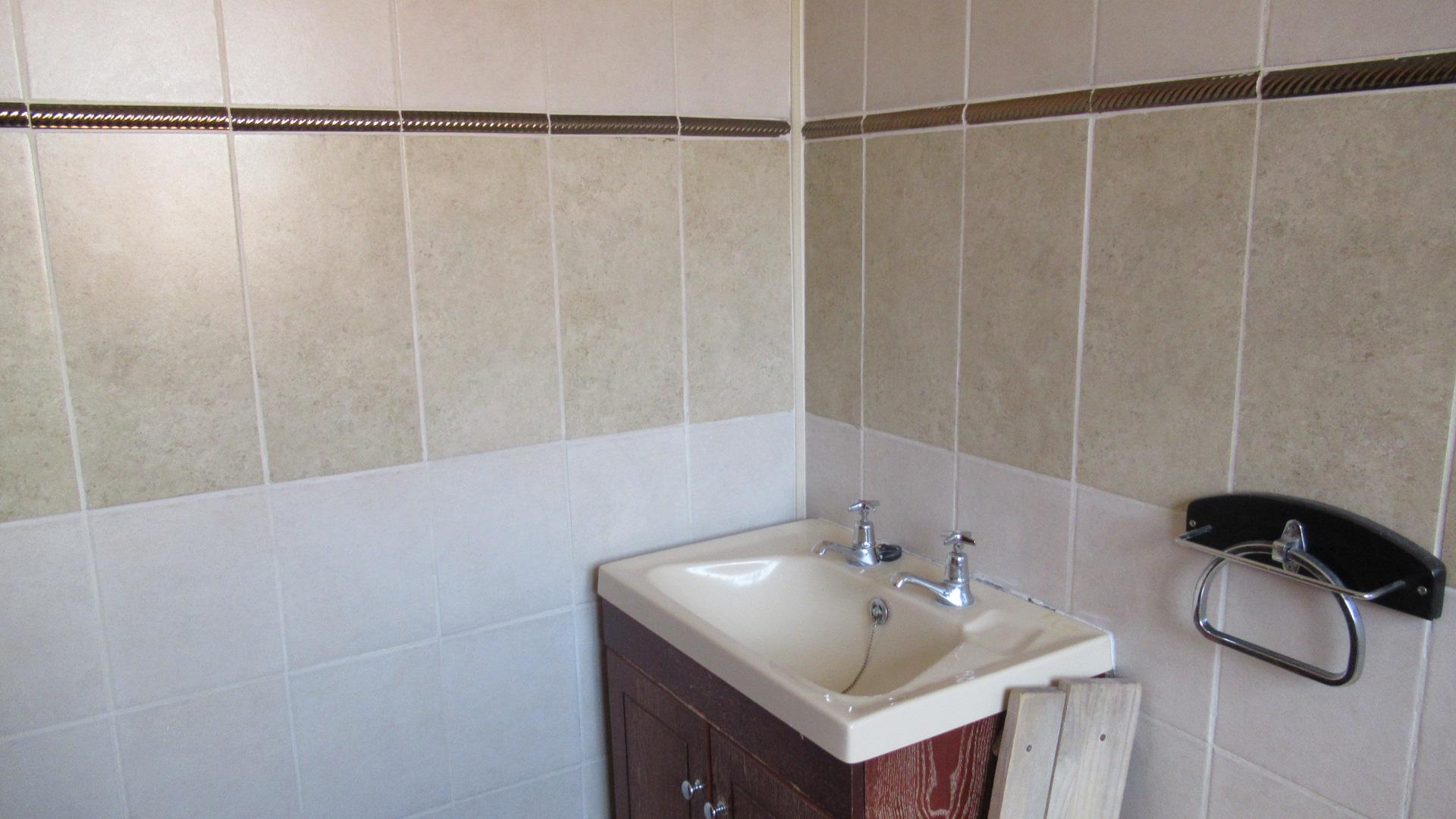 Main Bathroom - 4 square meters of property in Lenasia South