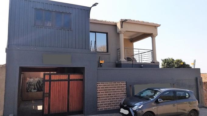 8 Bedroom House for Sale For Sale in Olievenhoutbos - MR524454