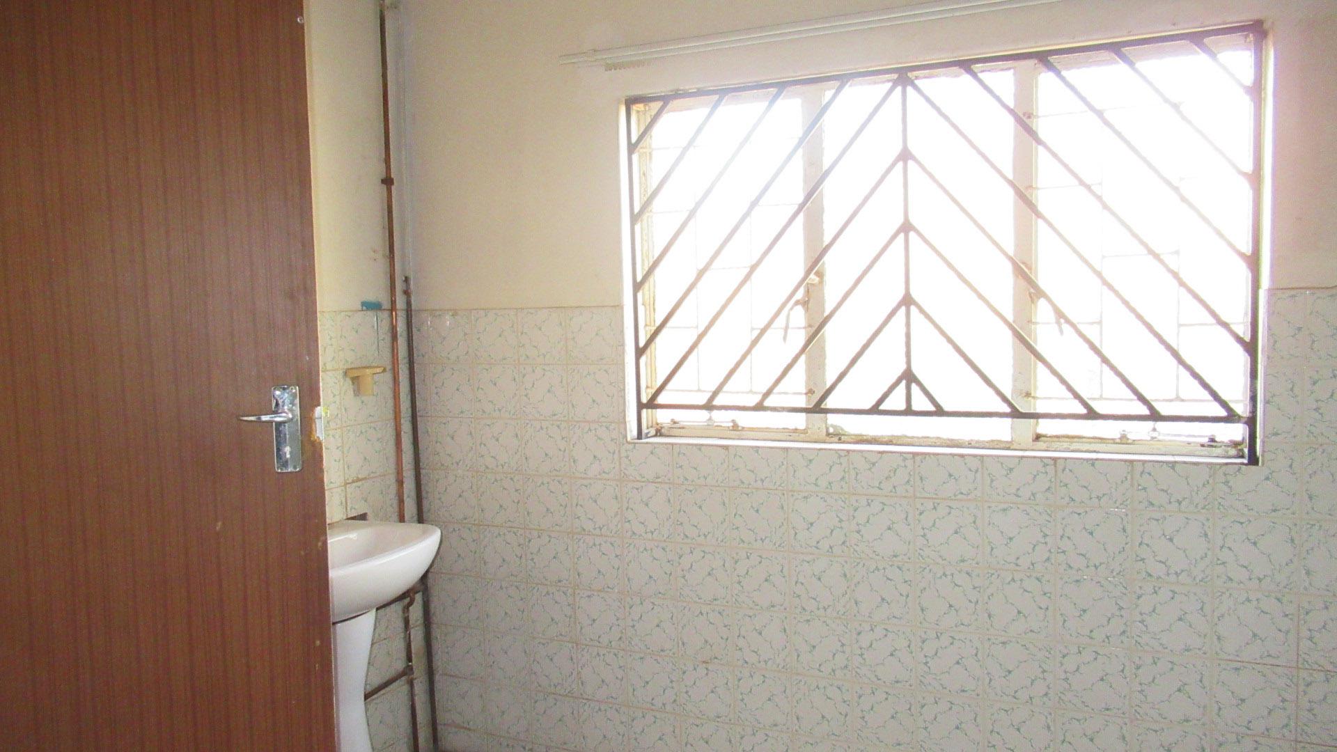 Bathroom 1 - 19 square meters of property in Erasmia