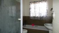 Bathroom 1 - 6 square meters of property in Monavoni