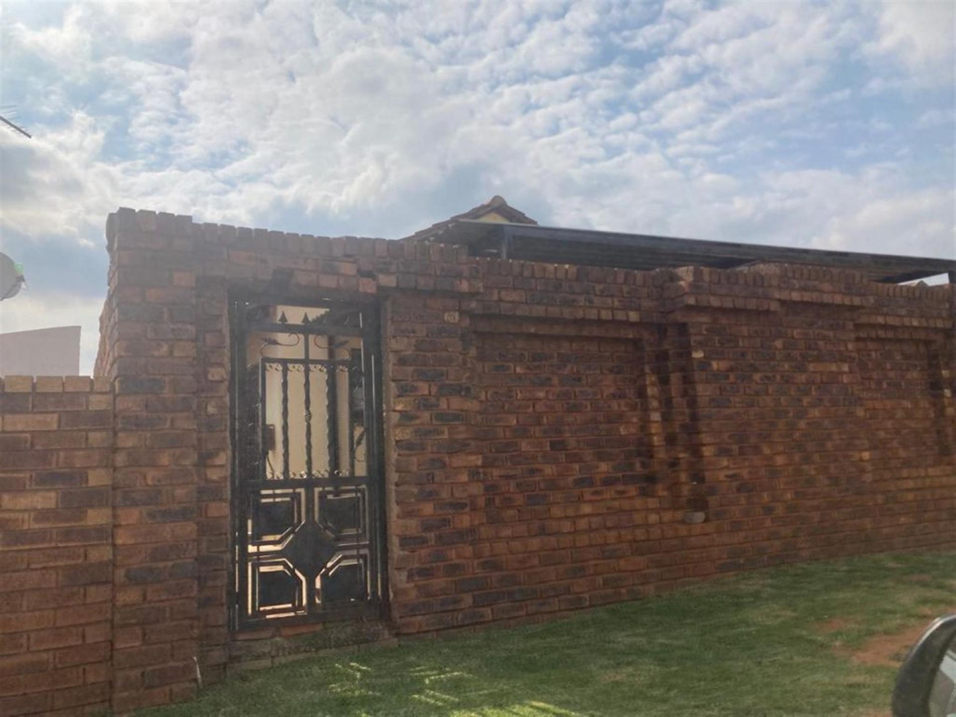 Front View of property in Vosloorus