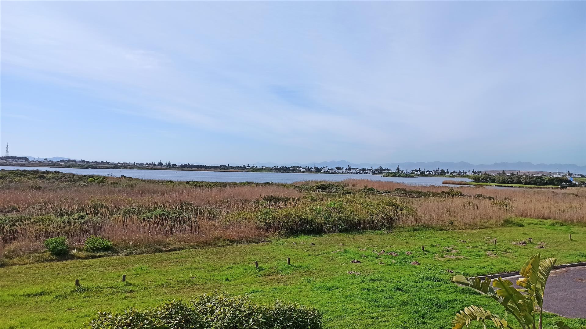 Balcony - 6 square meters of property in Lakeside (Capetown)