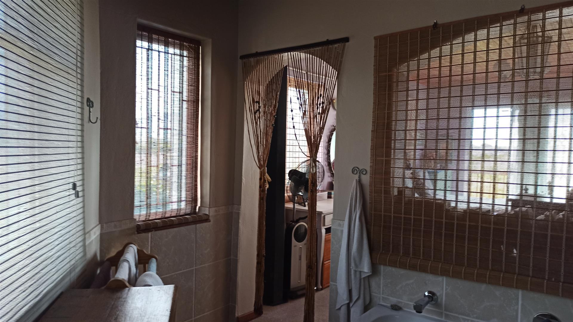 Main Bathroom - 13 square meters of property in Lakeside (Capetown)