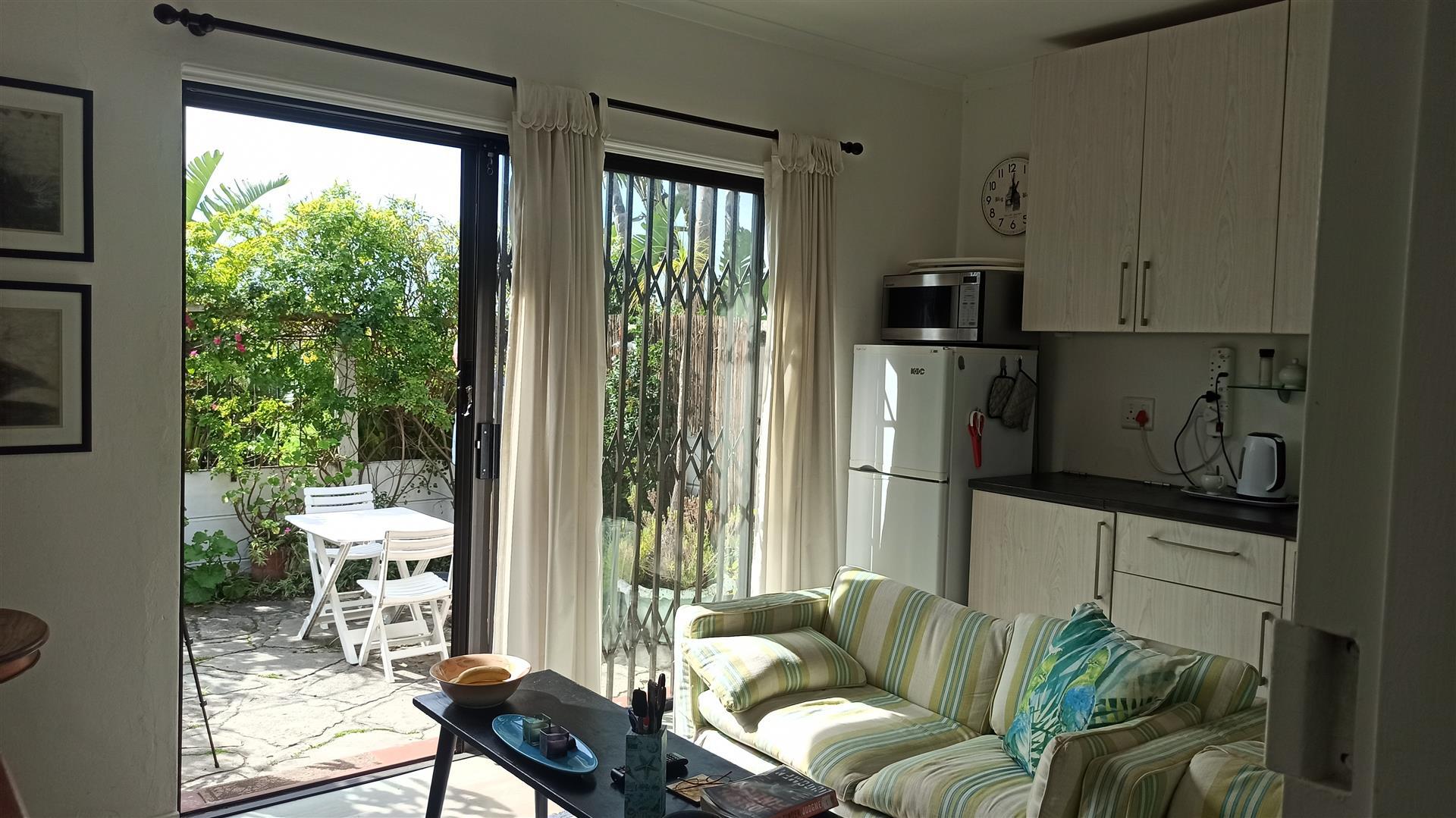 Lounges - 60 square meters of property in Lakeside (Capetown)