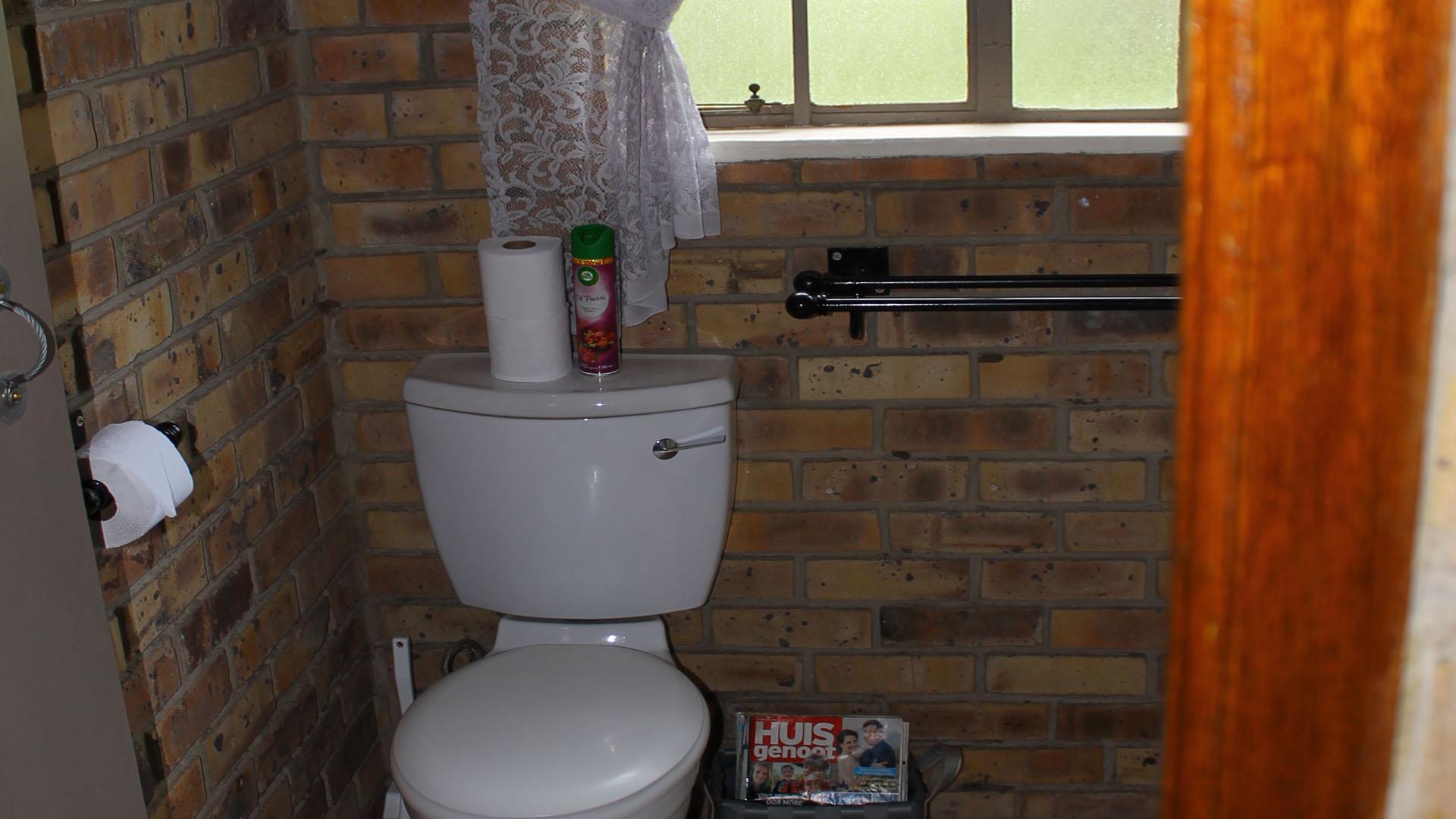 Bathroom 1 - 17 square meters of property in Viljoenskroon