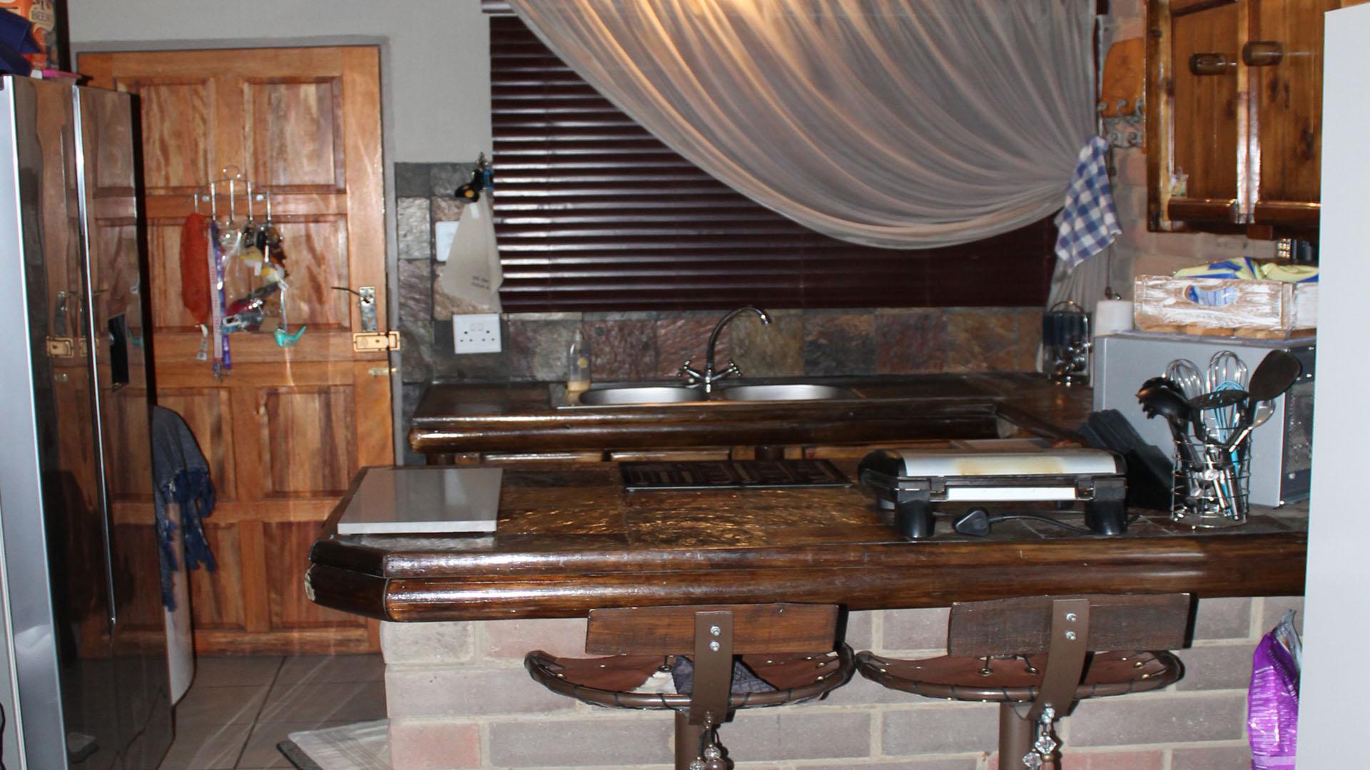 Kitchen - 15 square meters of property in Viljoenskroon