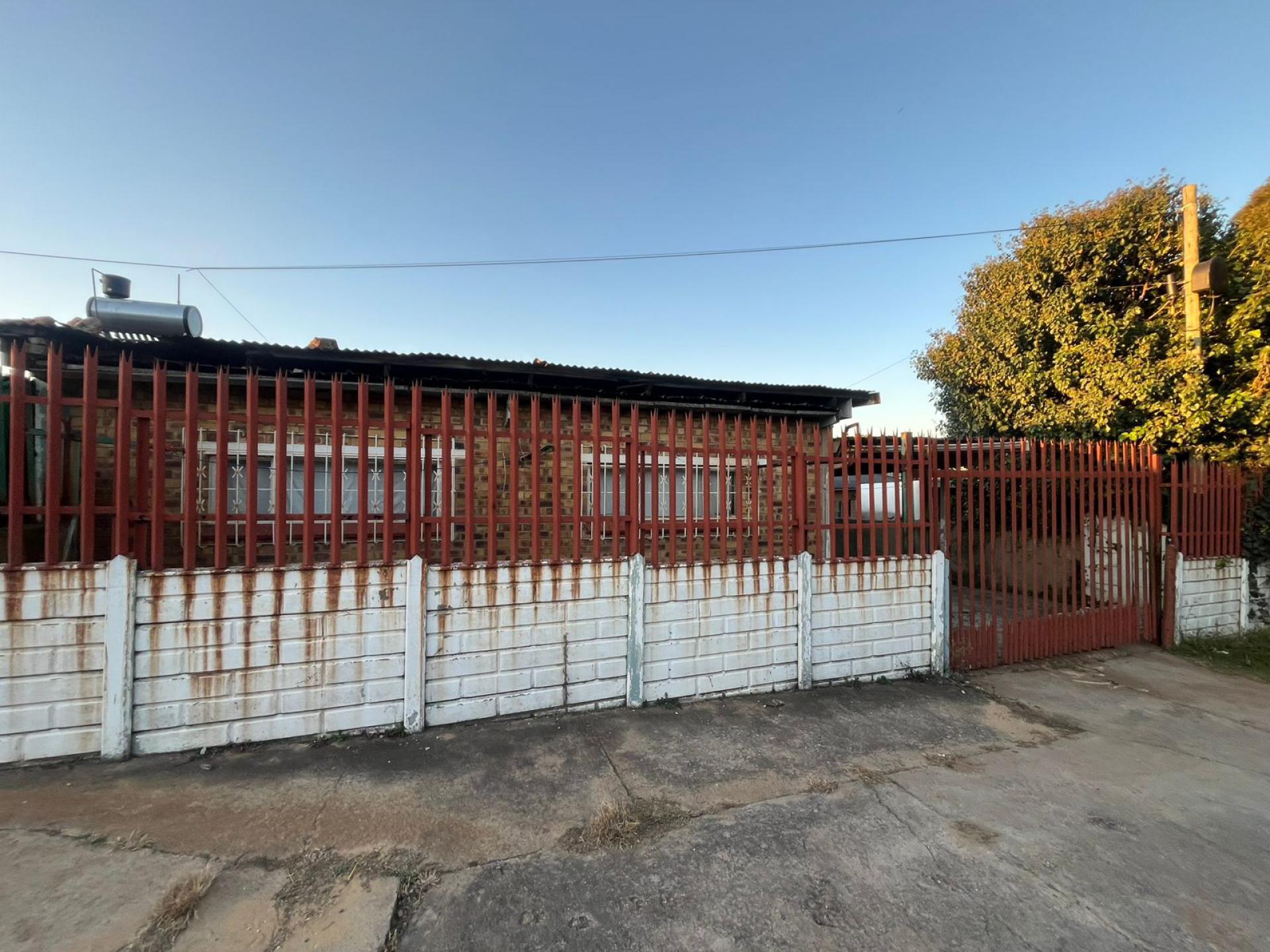 Front View of property in Chloorkop