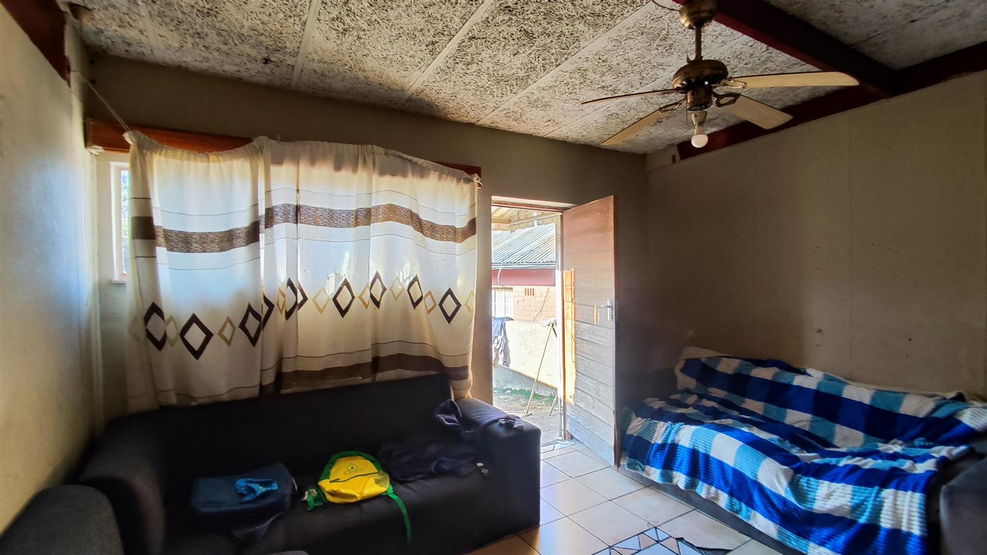 Lounges - 14 square meters of property in Chloorkop