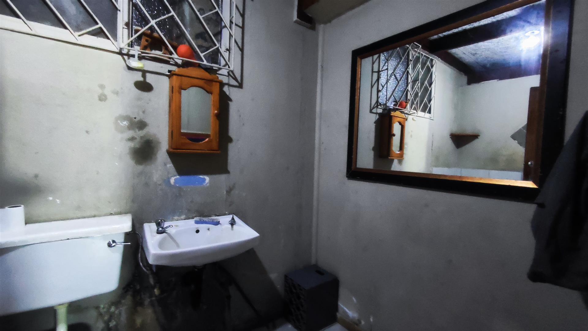 Bathroom 1 - 5 square meters of property in Chloorkop