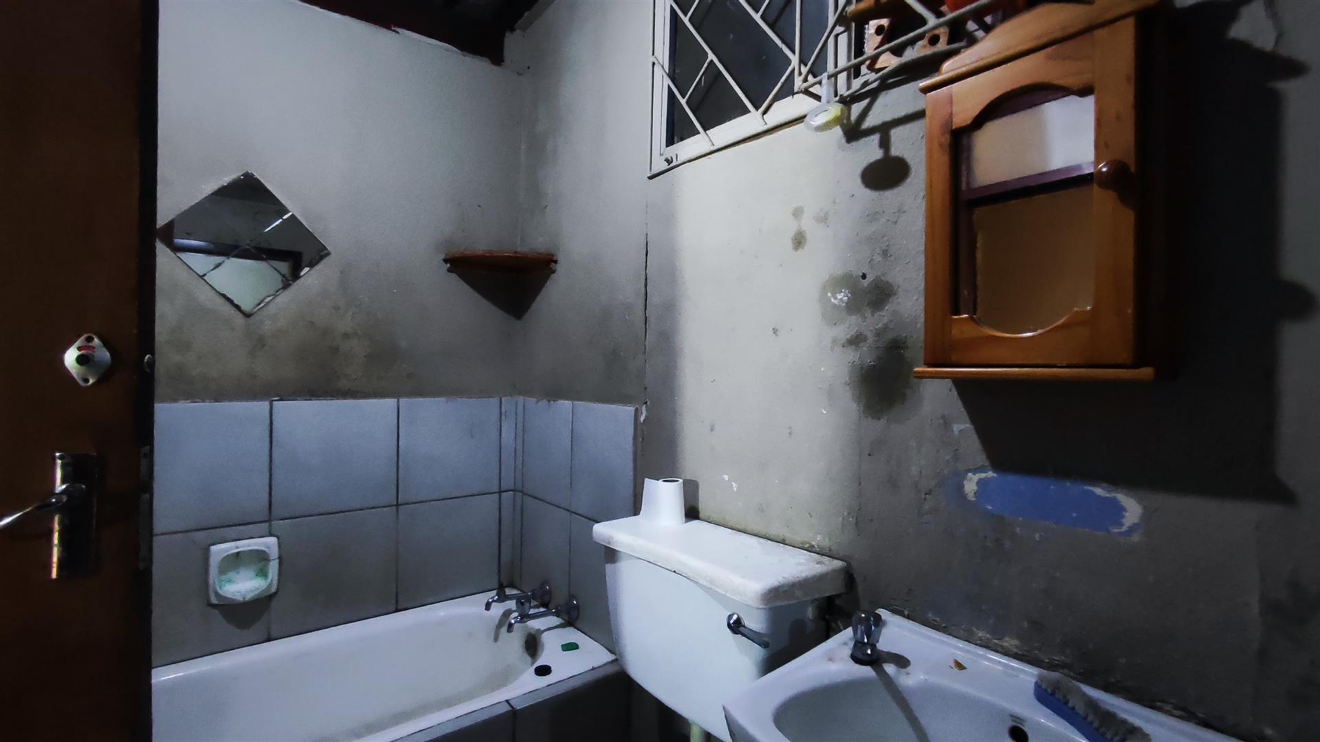 Bathroom 1 - 5 square meters of property in Chloorkop