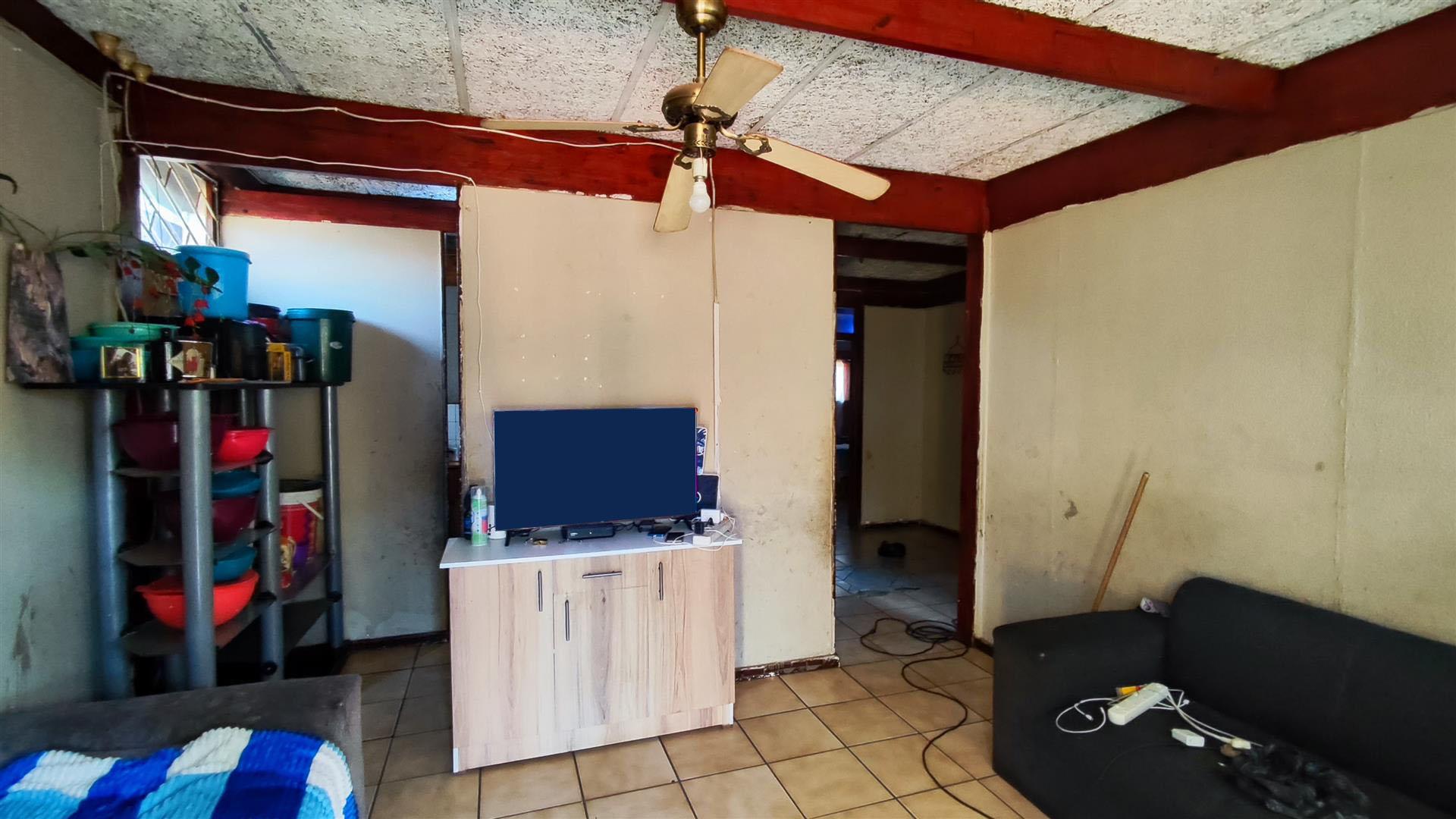 Lounges - 14 square meters of property in Chloorkop