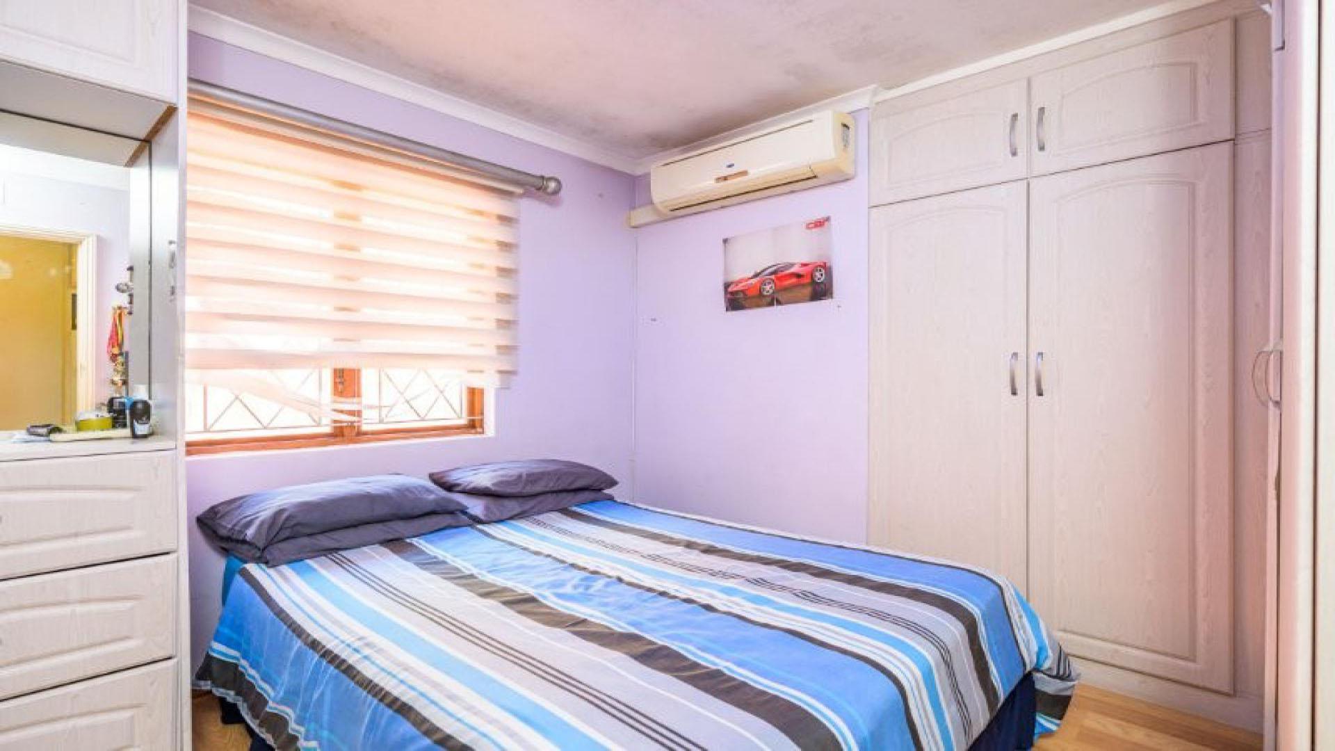 Bed Room 1 - 11 square meters of property in Umgeni Park