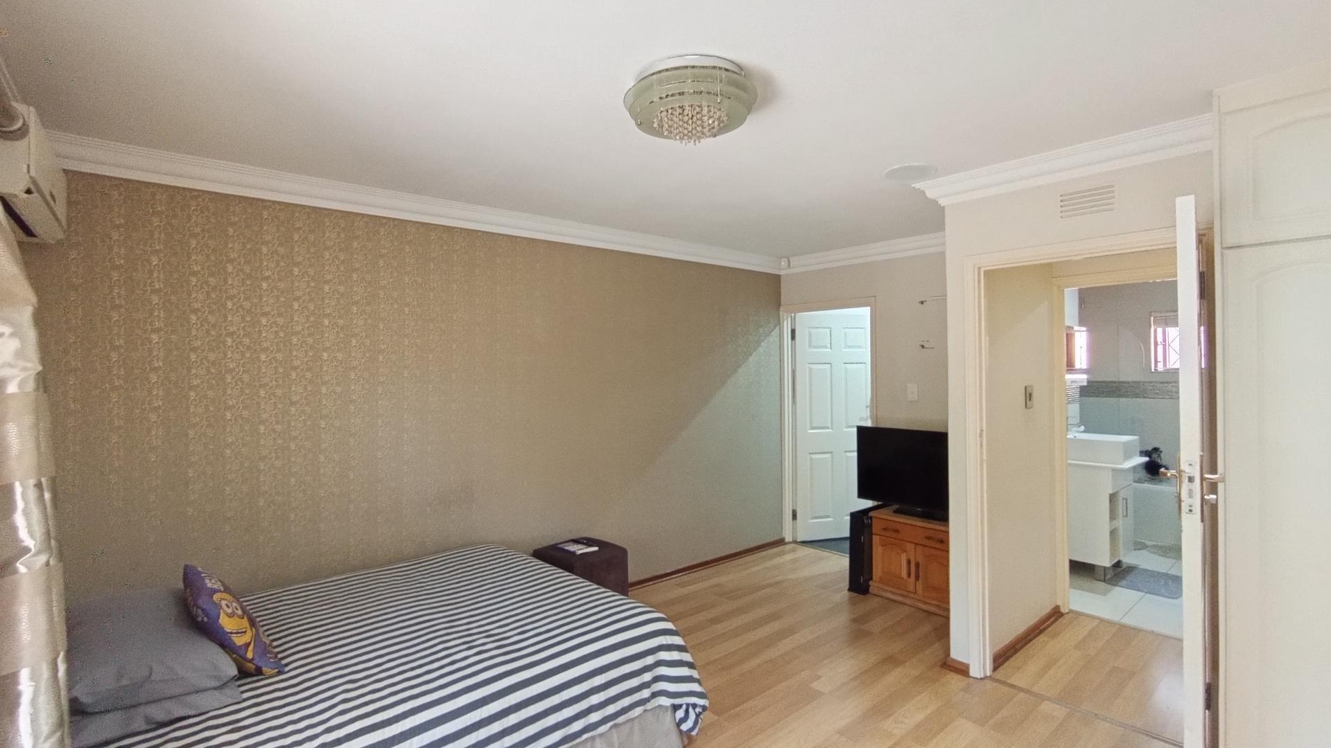 Main Bedroom - 19 square meters of property in Umgeni Park