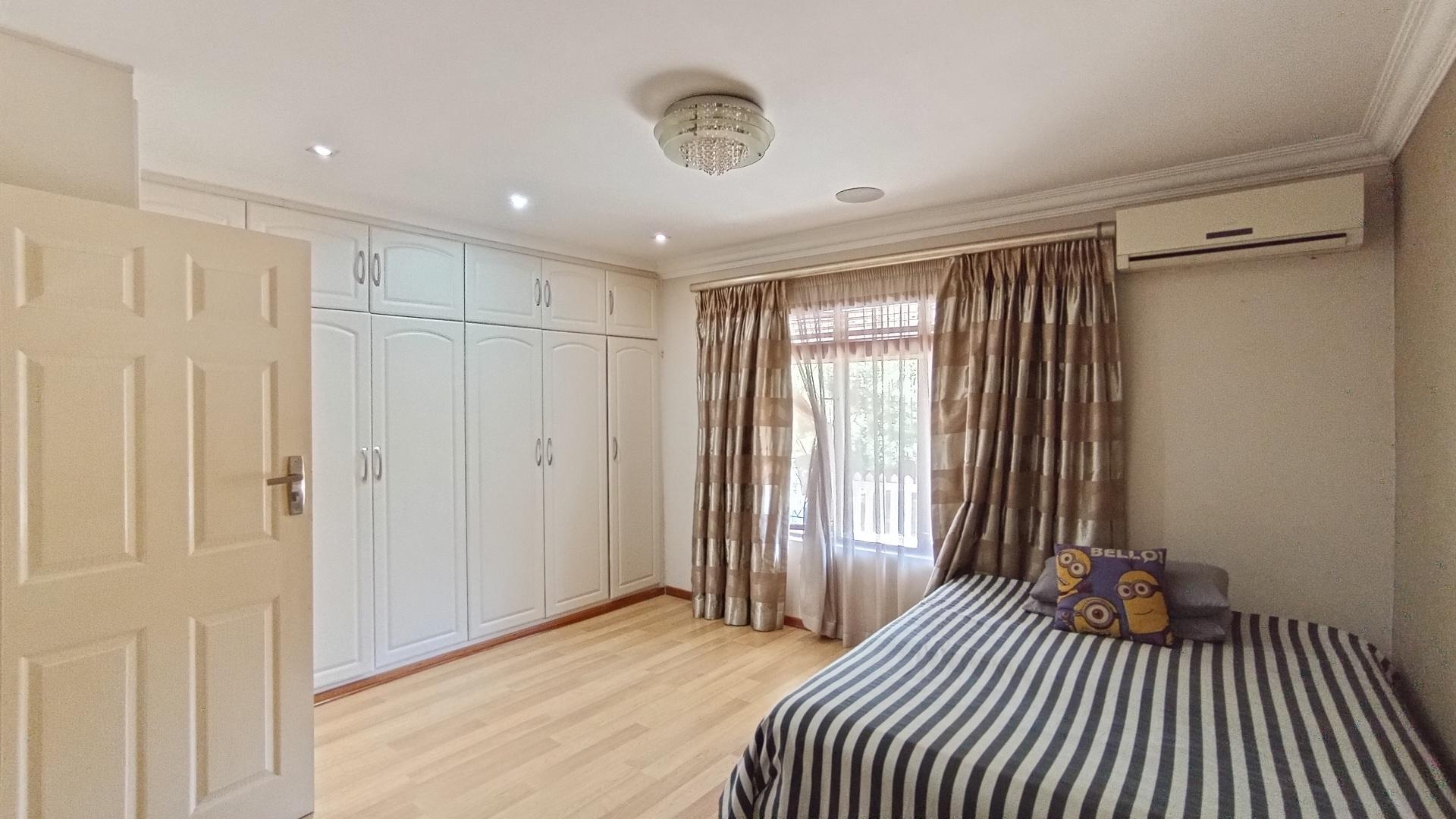 Main Bedroom - 19 square meters of property in Umgeni Park