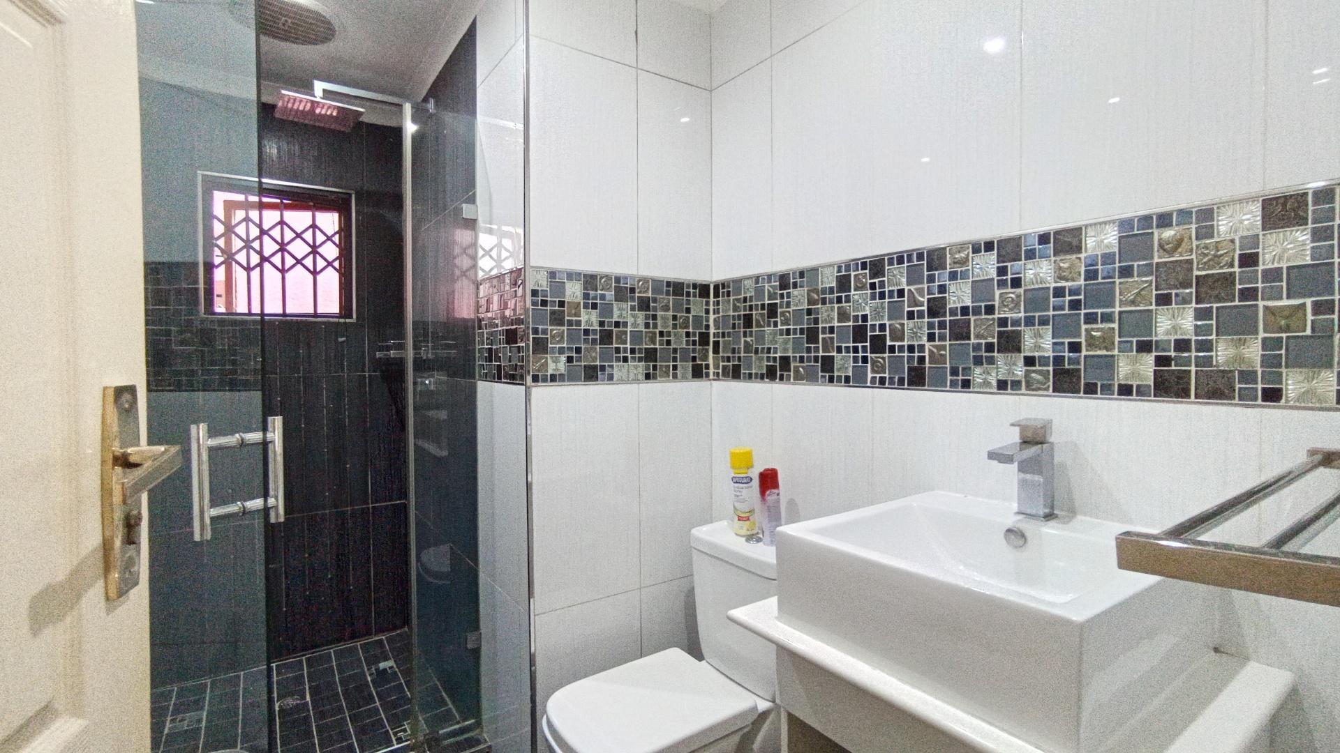 Main Bathroom - 5 square meters of property in Umgeni Park