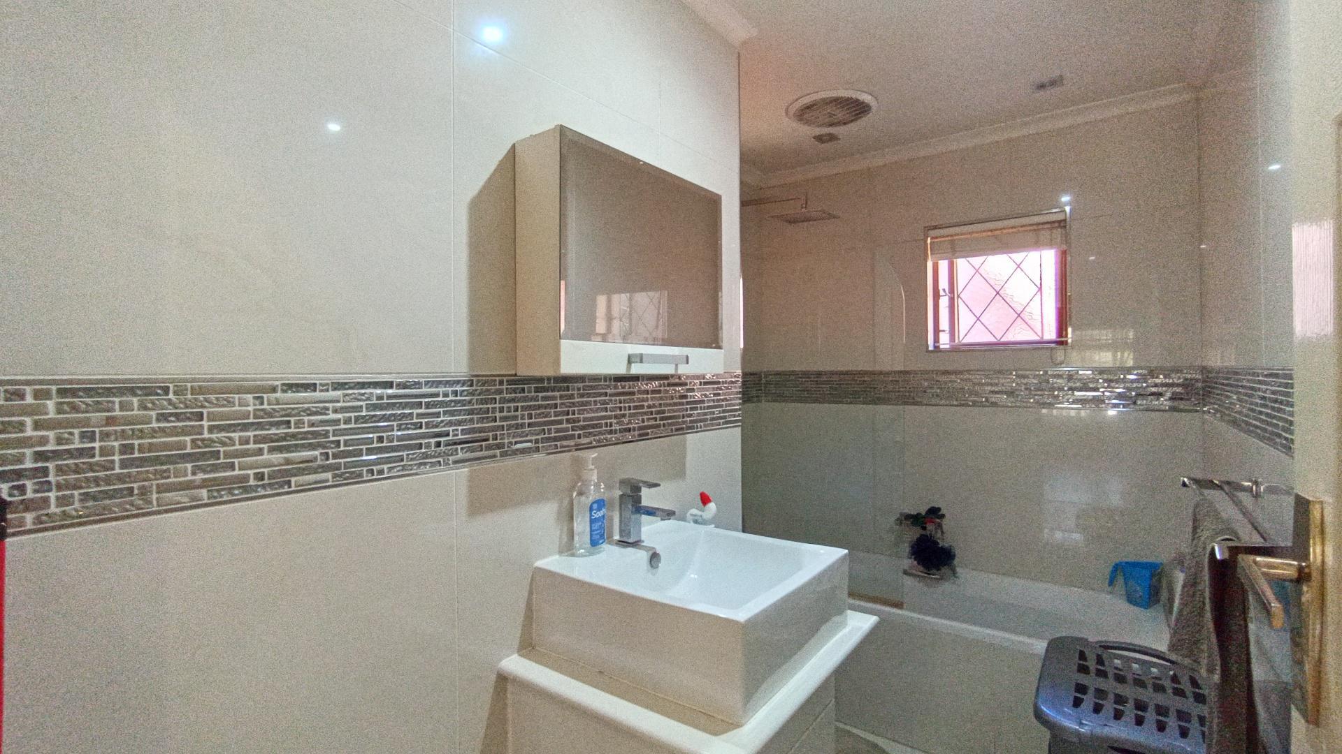 Bathroom 1 - 6 square meters of property in Umgeni Park