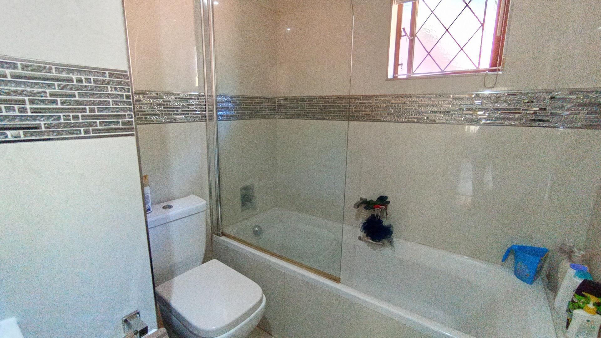Bathroom 1 - 6 square meters of property in Umgeni Park