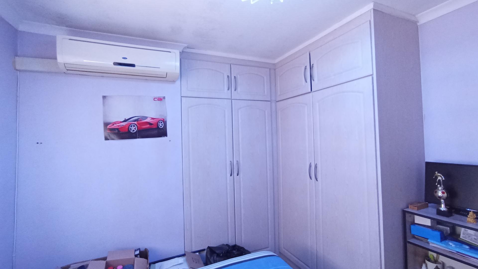 Bed Room 1 - 11 square meters of property in Umgeni Park