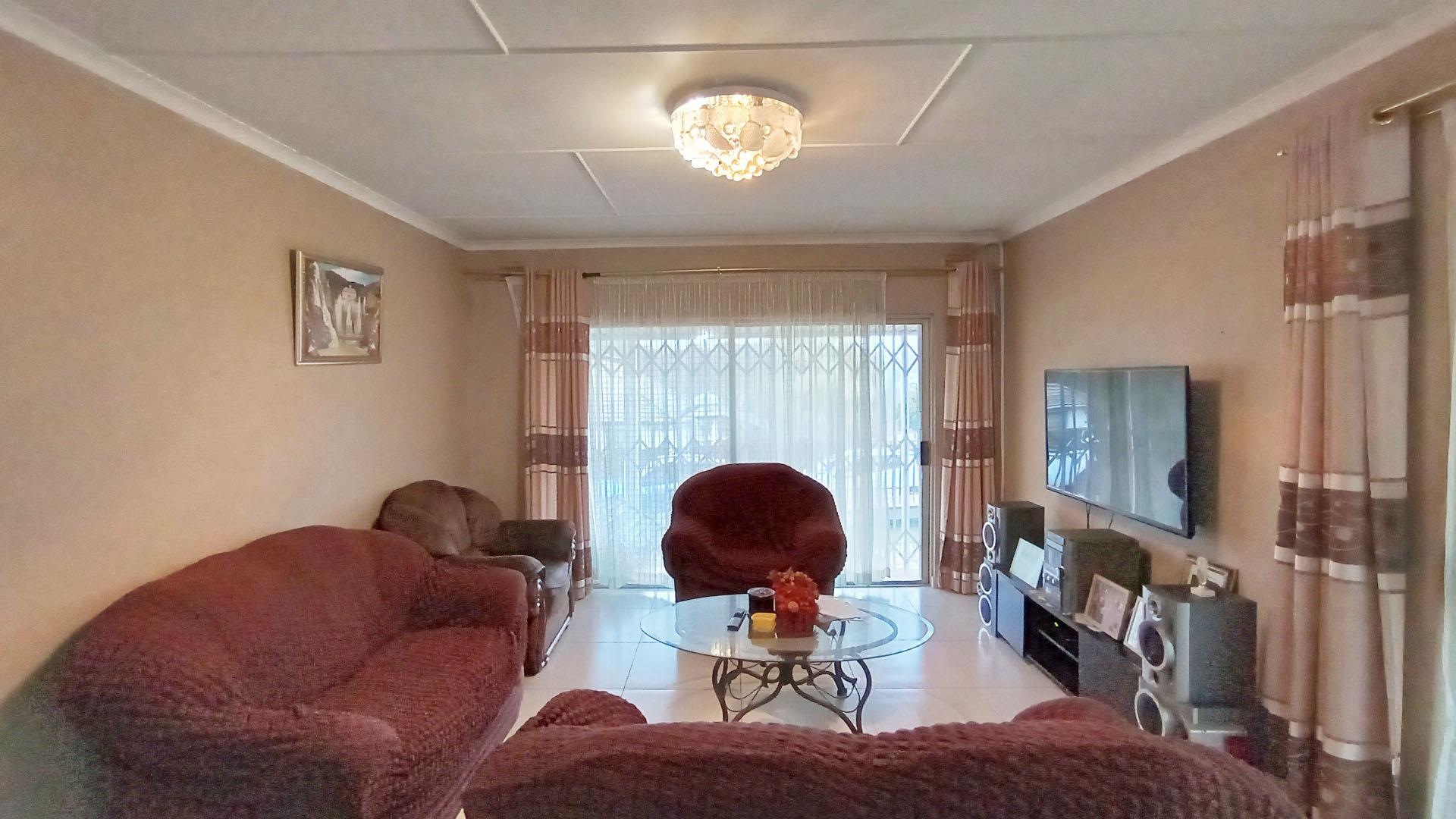Lounges - 34 square meters of property in Mount Vernon 