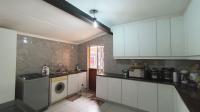 Kitchen - 33 square meters of property in Mount Vernon 