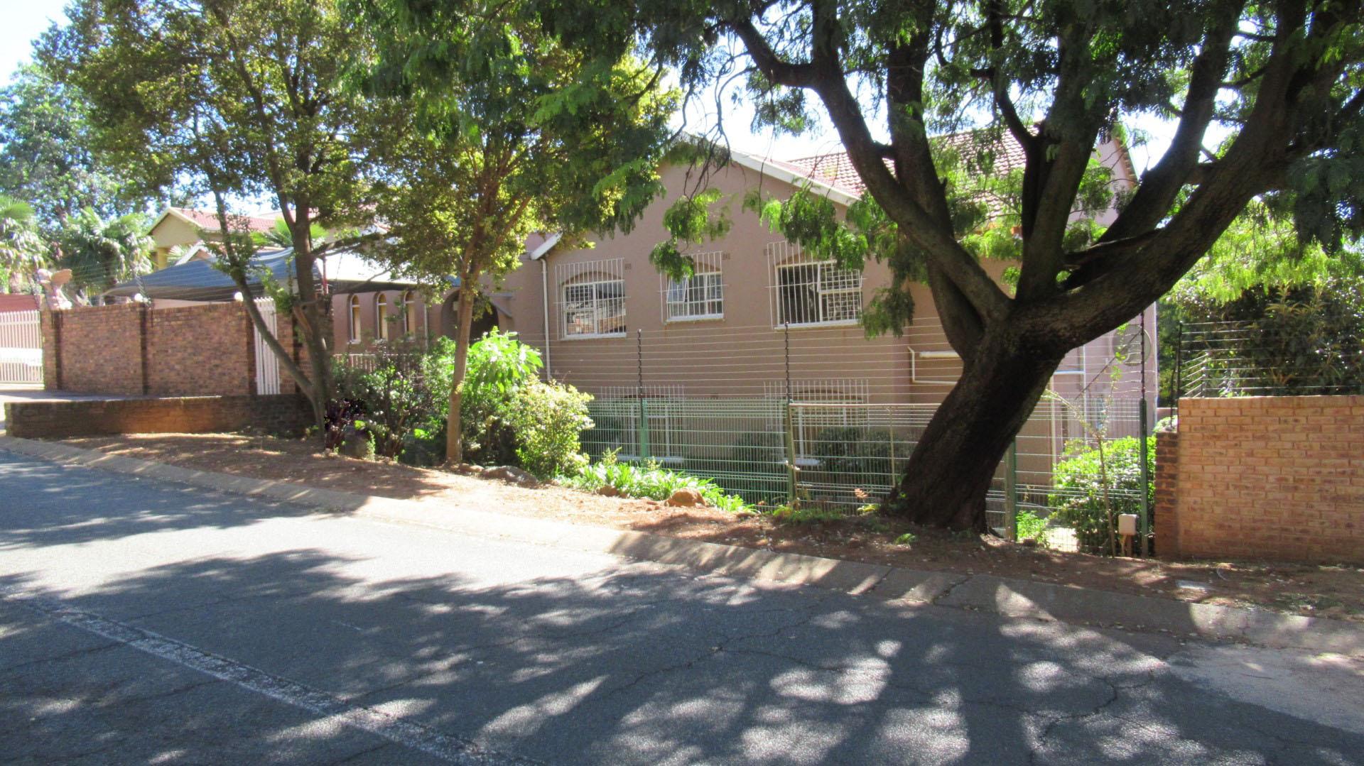 Front View of property in Glenvista