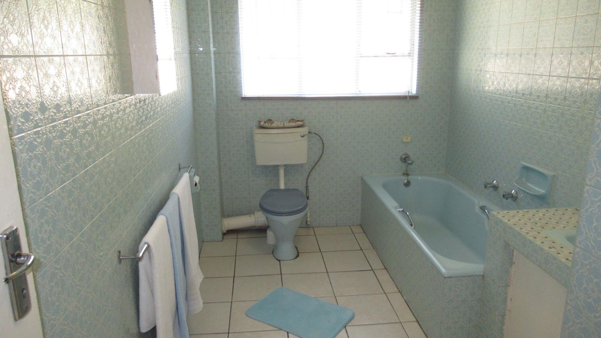 Bathroom 1 - 10 square meters of property in Glenvista