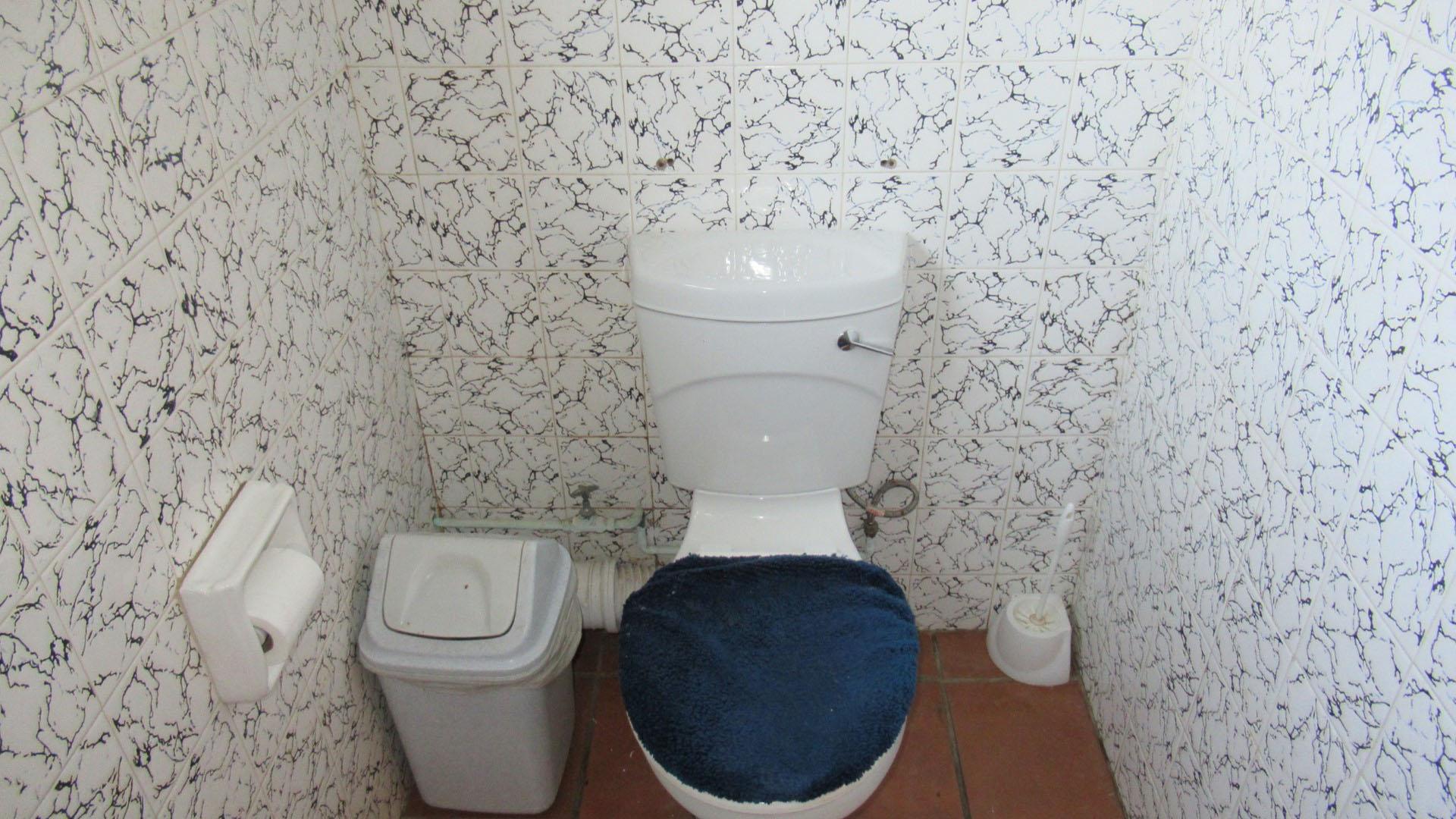 Bathroom 2 - 6 square meters of property in Glenvista