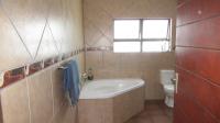 Bathroom 2 - 13 square meters of property in Vaalmarina