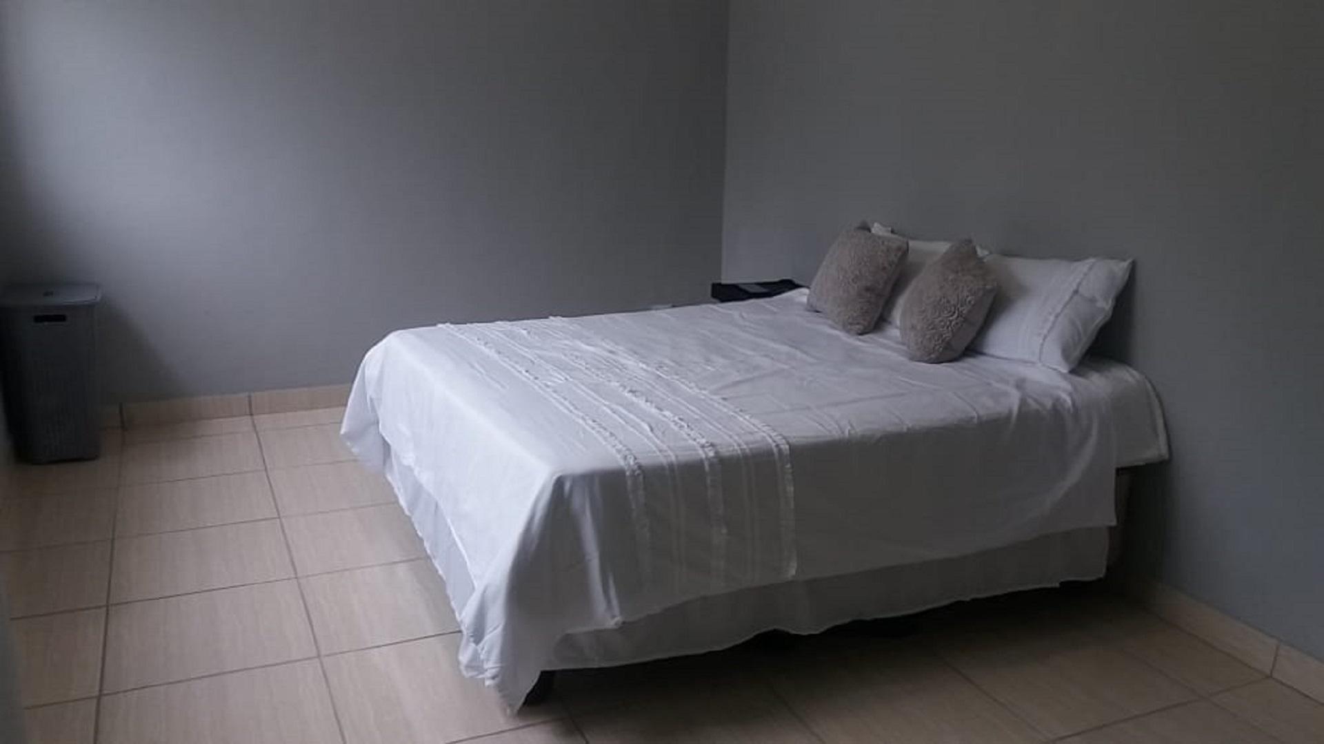 Bed Room 1 of property in Bedford