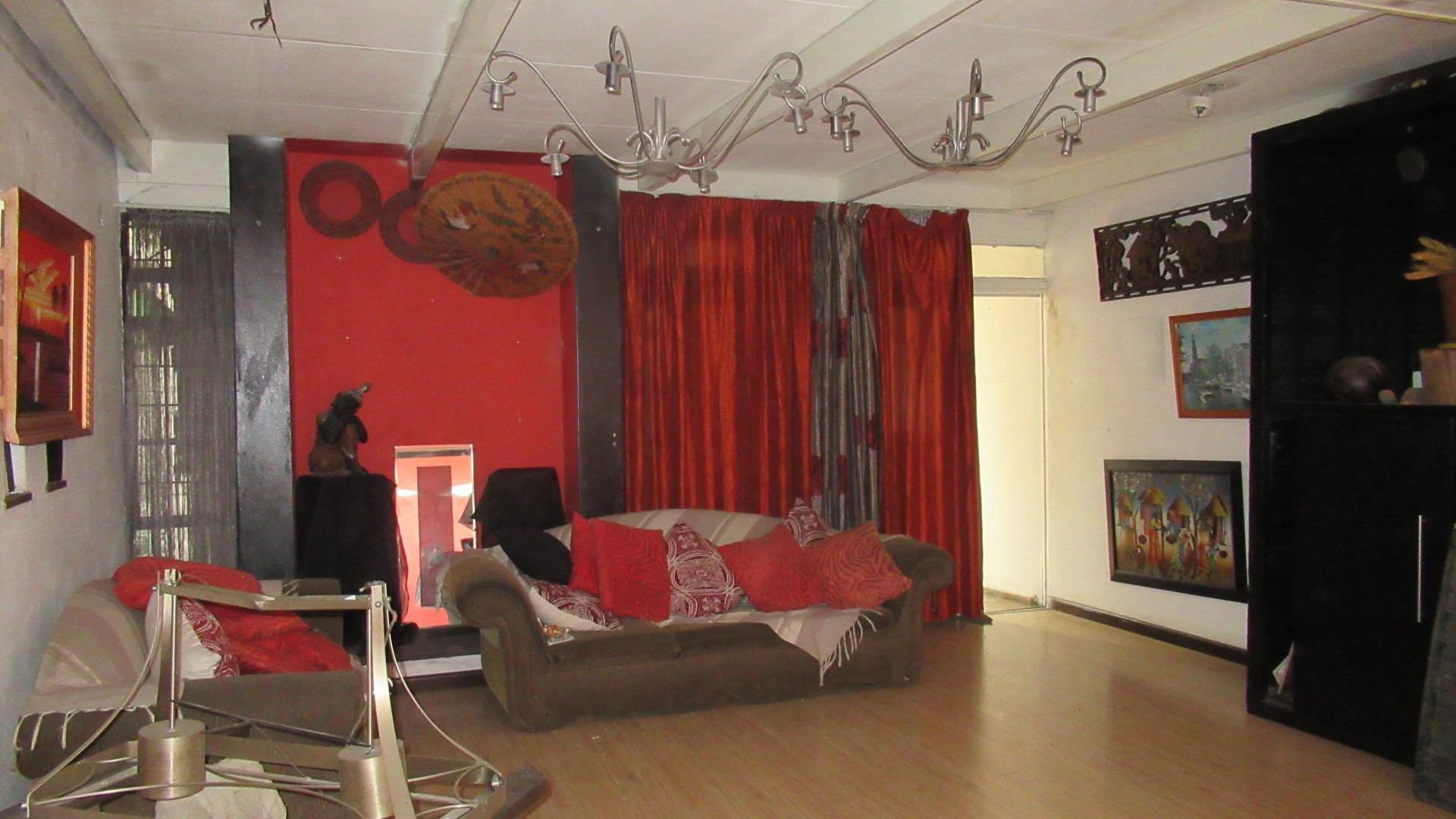 Lounges - 46 square meters of property in Emalahleni (Witbank) 