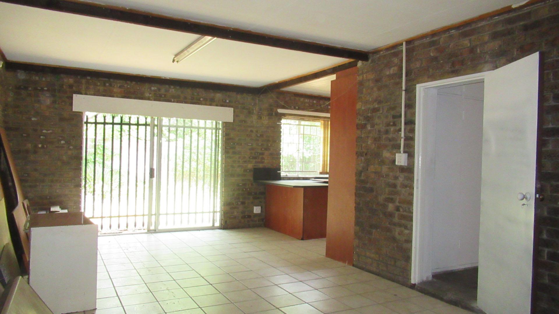 Lounges - 46 square meters of property in Emalahleni (Witbank) 