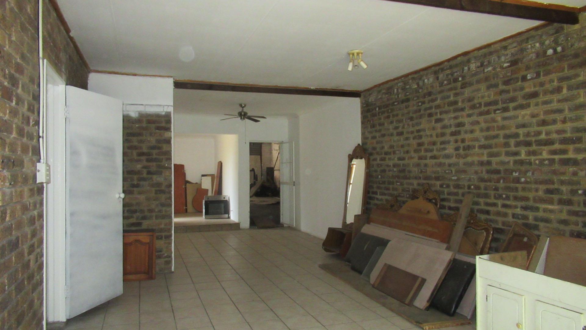 Lounges - 46 square meters of property in Emalahleni (Witbank) 
