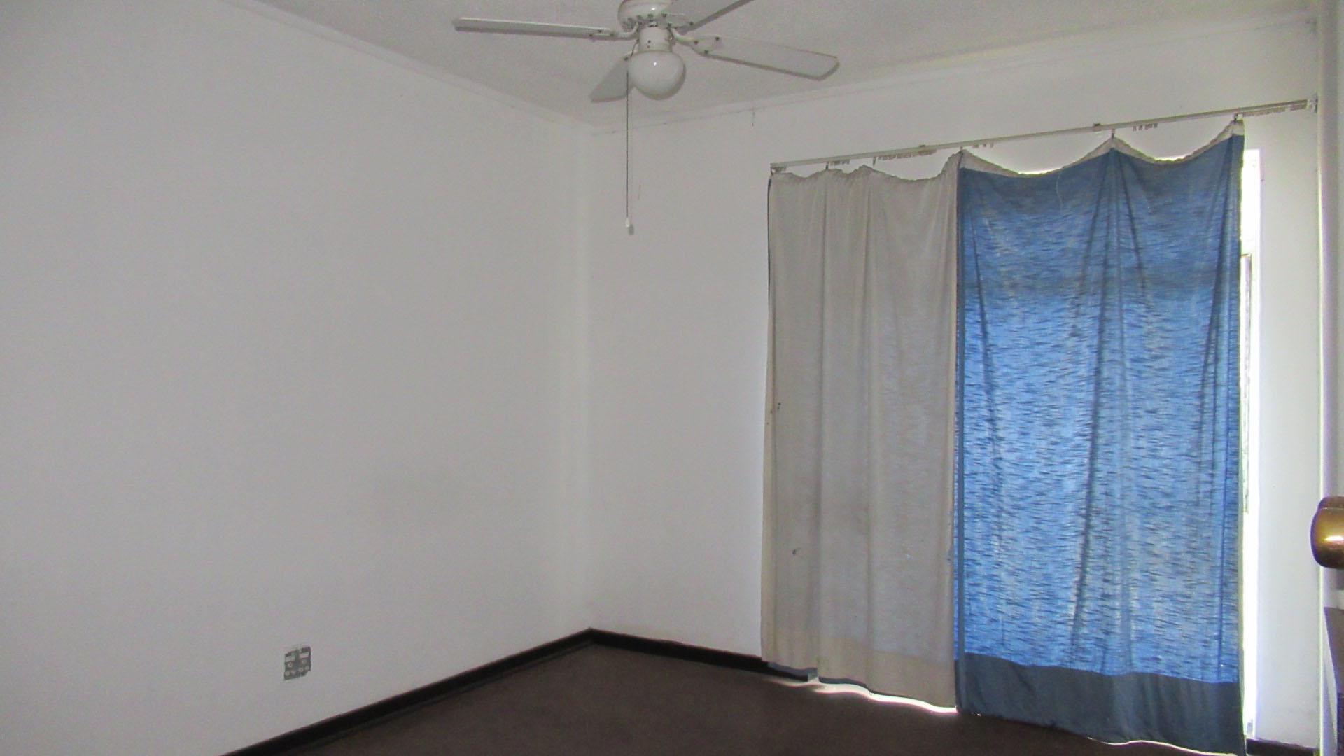 Main Bedroom - 28 square meters of property in Emalahleni (Witbank) 