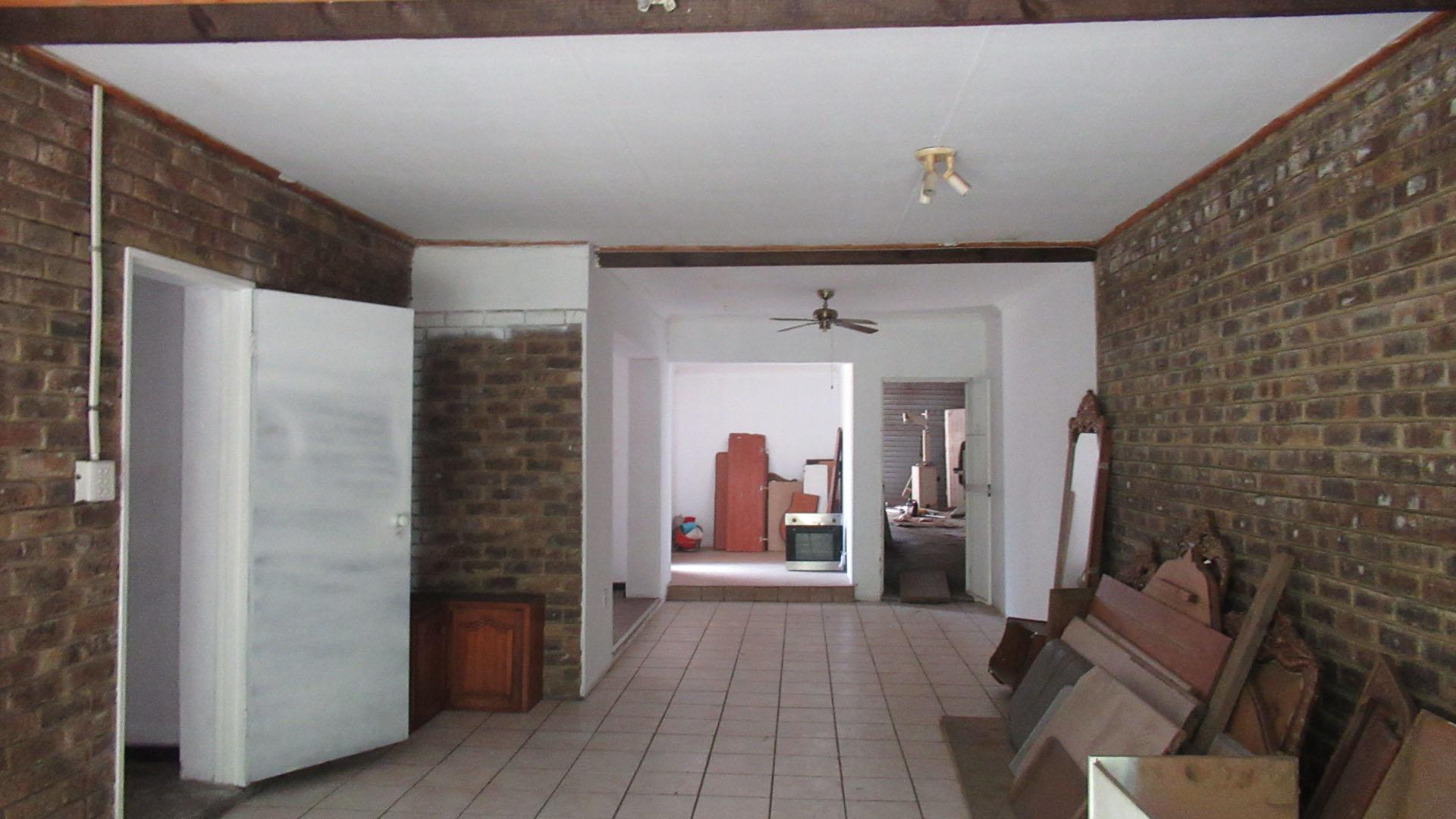 Lounges - 46 square meters of property in Emalahleni (Witbank) 