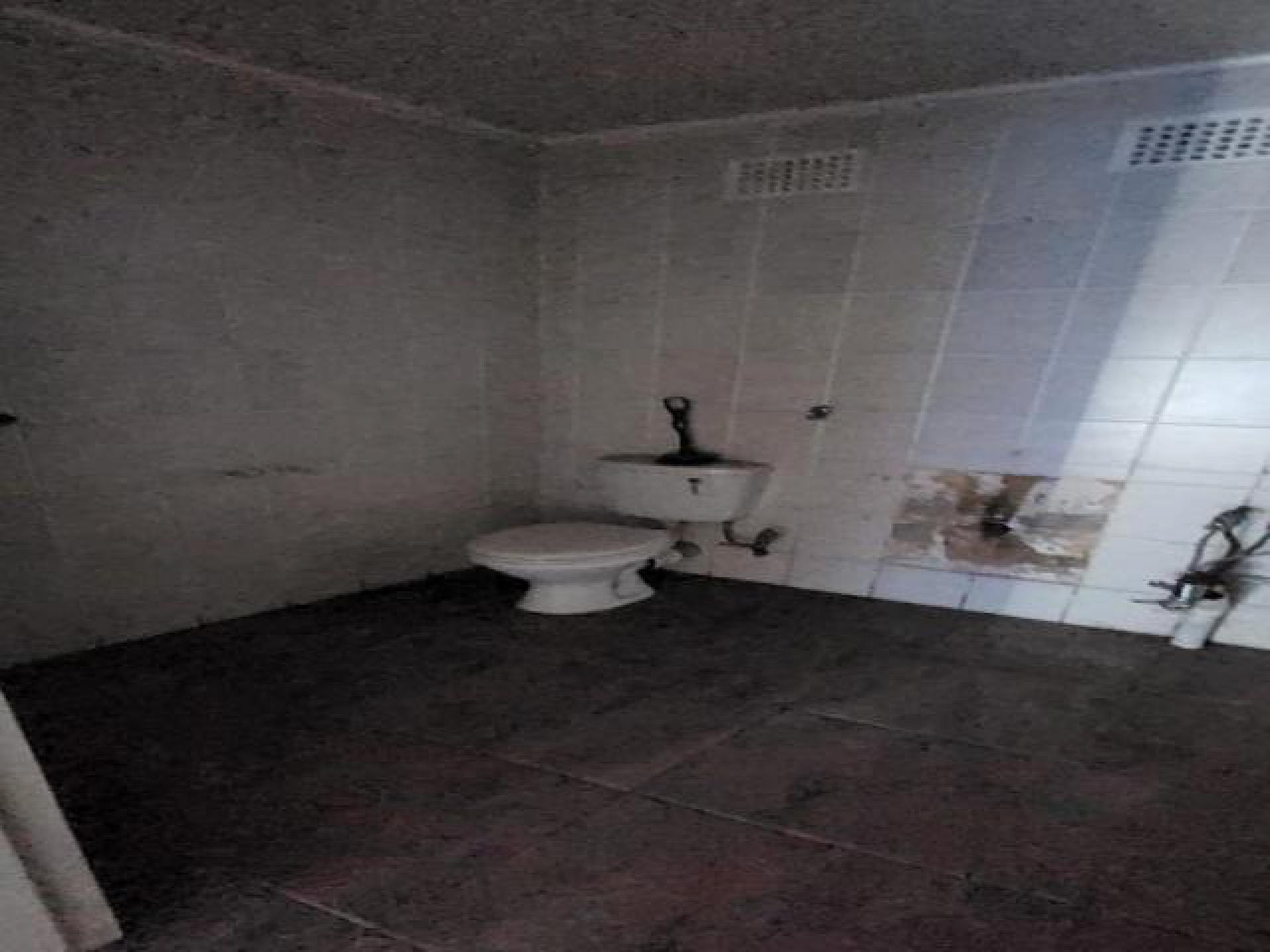 Staff Bathroom - 5 square meters of property in Emalahleni (Witbank) 