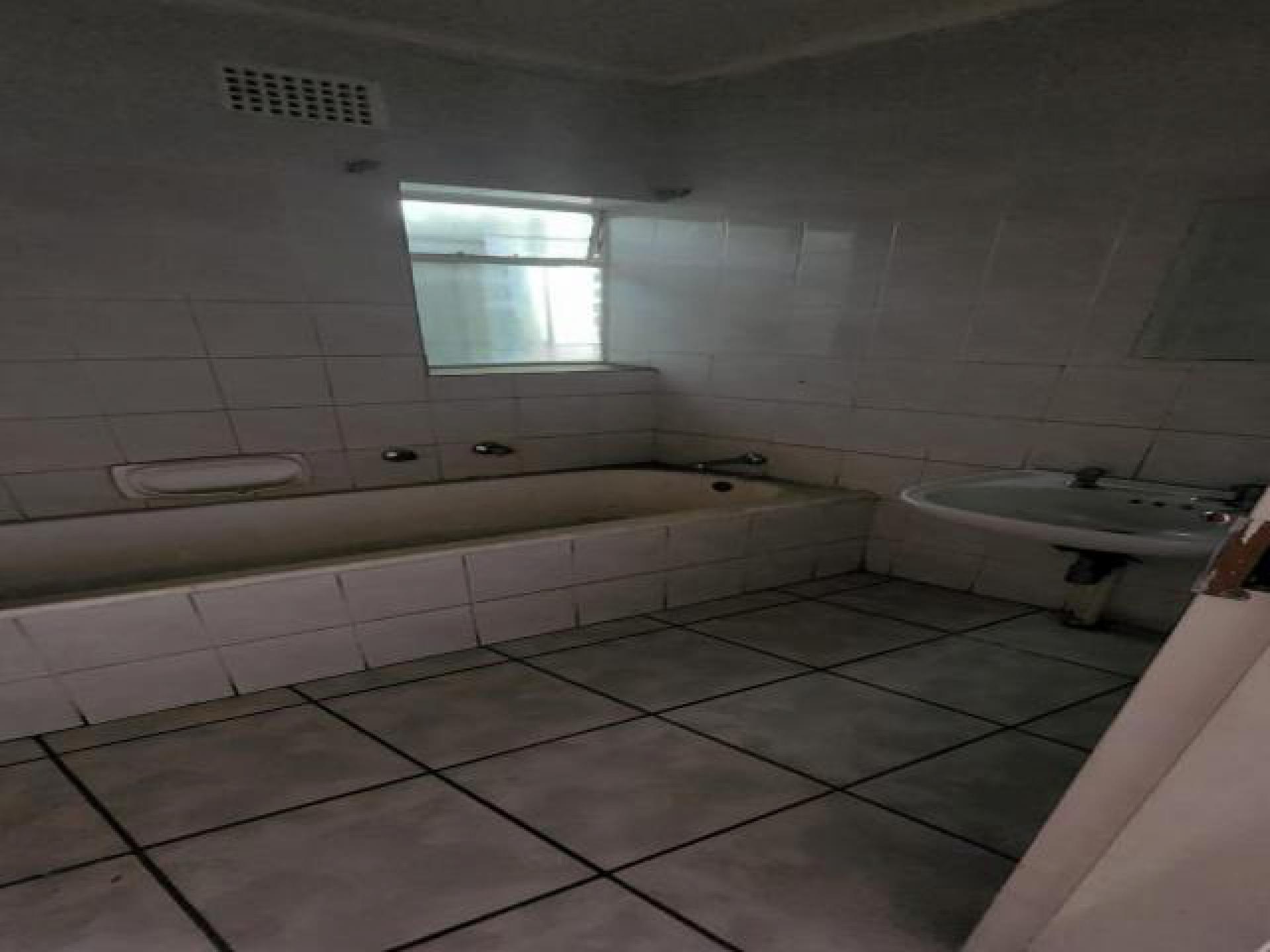 Bathroom 1 - 8 square meters of property in Emalahleni (Witbank) 