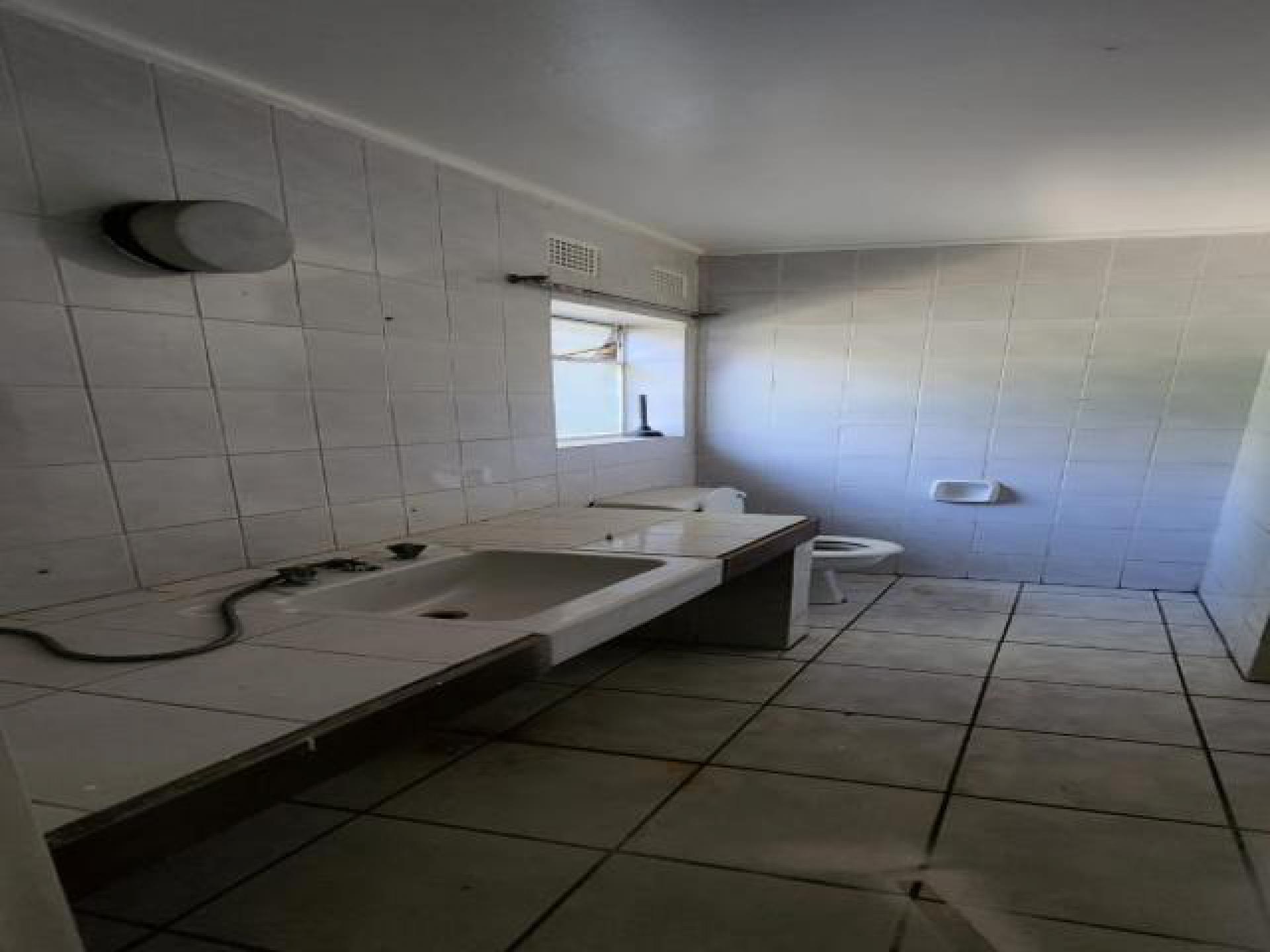 Bathroom 1 - 8 square meters of property in Emalahleni (Witbank) 