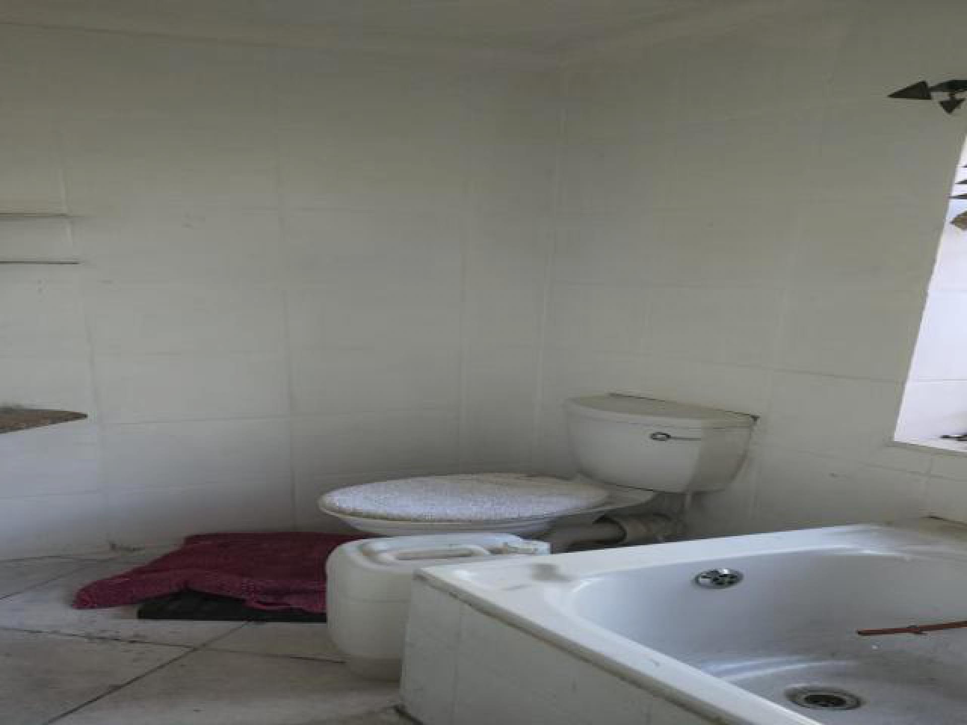 Bathroom 1 - 8 square meters of property in Emalahleni (Witbank) 