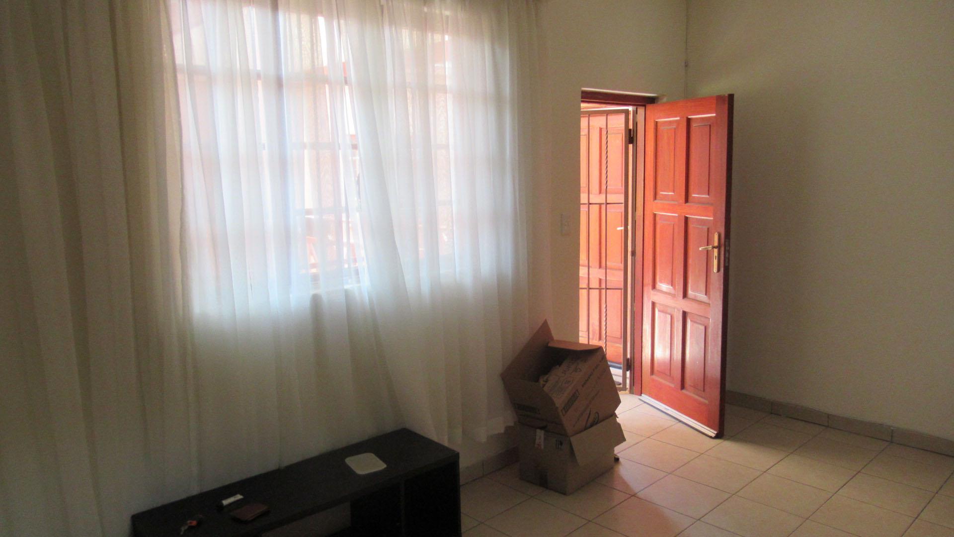 Lounges - 18 square meters of property in Rouxville - JHB