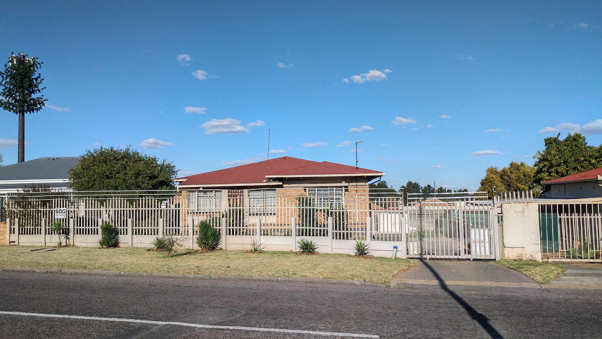 Front View of property in Florentia